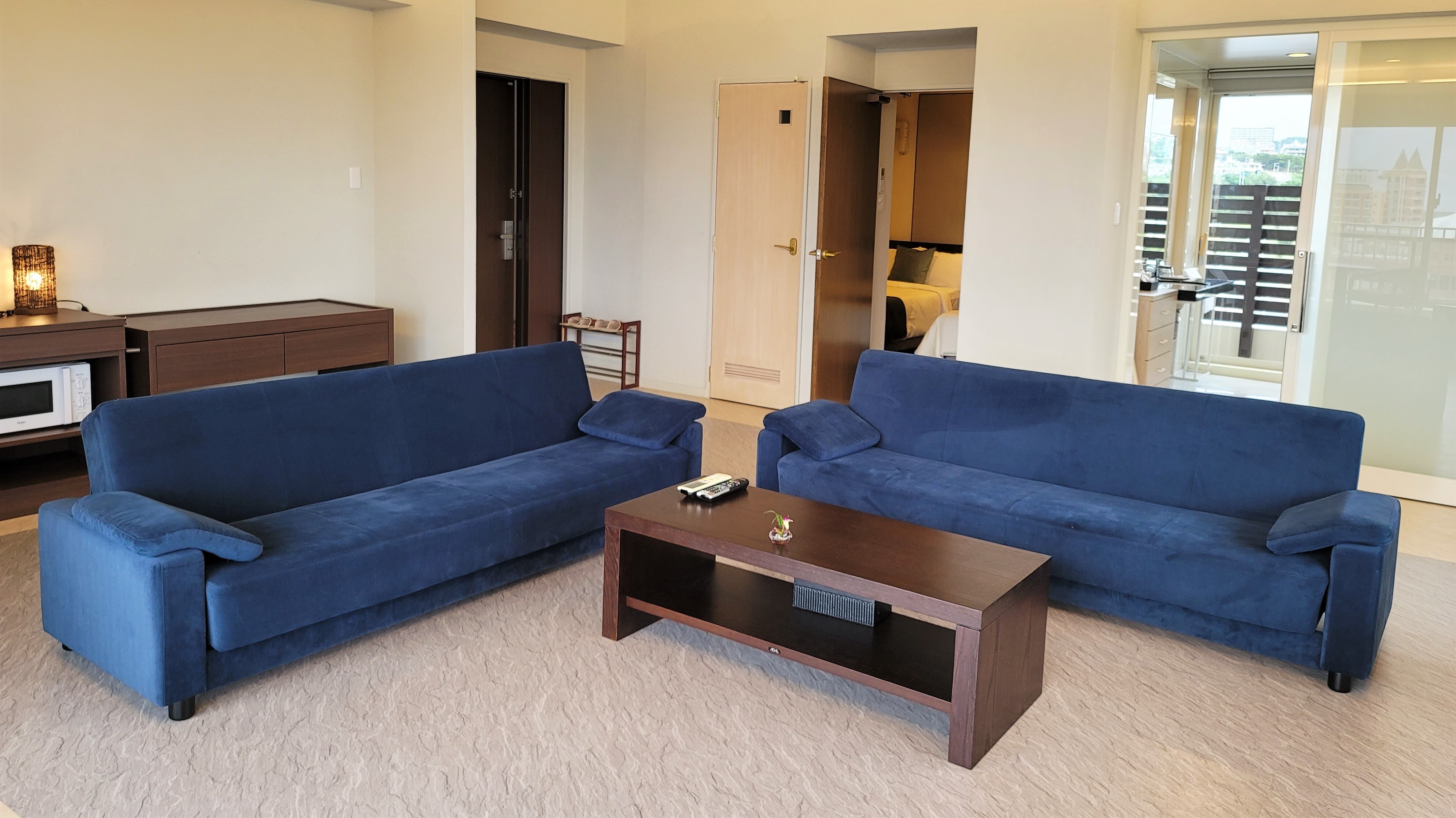 [Suite Premium] Ruang tamu yang terbuka dan luas.