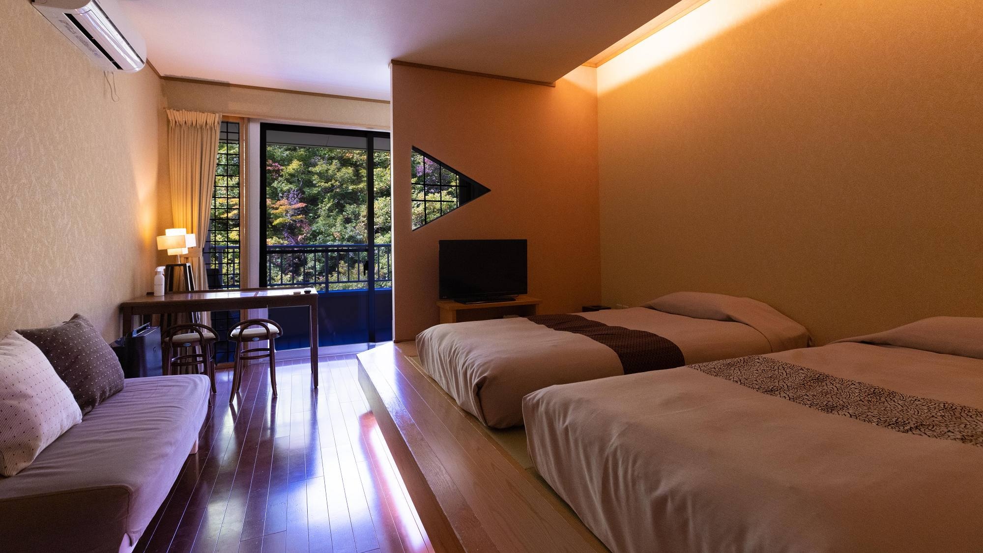 [Example of guest room] Guest room with open-air bath in the annex (twin) & hellip; The soft atmosphere of the guest room has a comfortable layout.