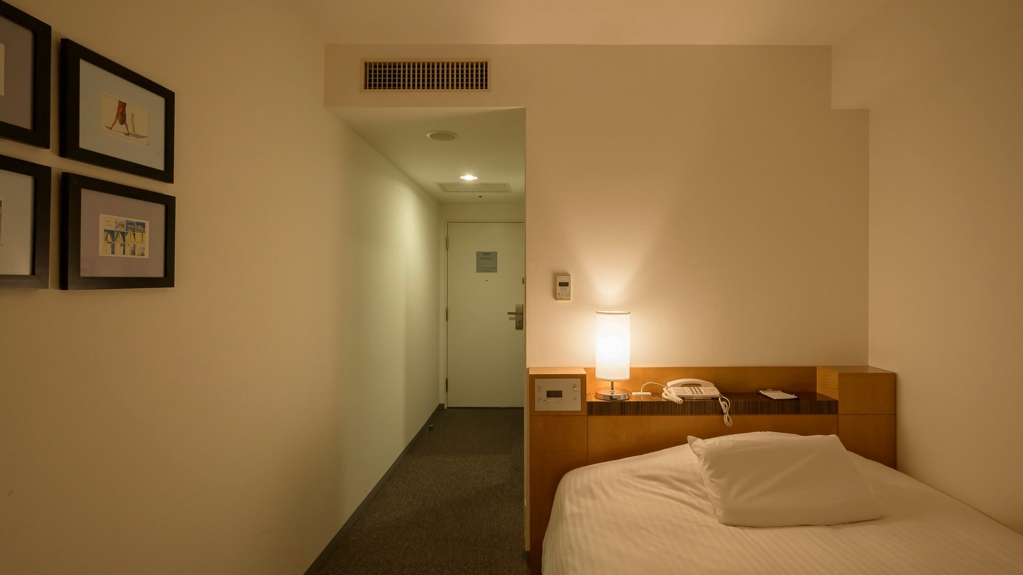 [Comfort Single] The interior has a calming atmosphere. Please relax at night.