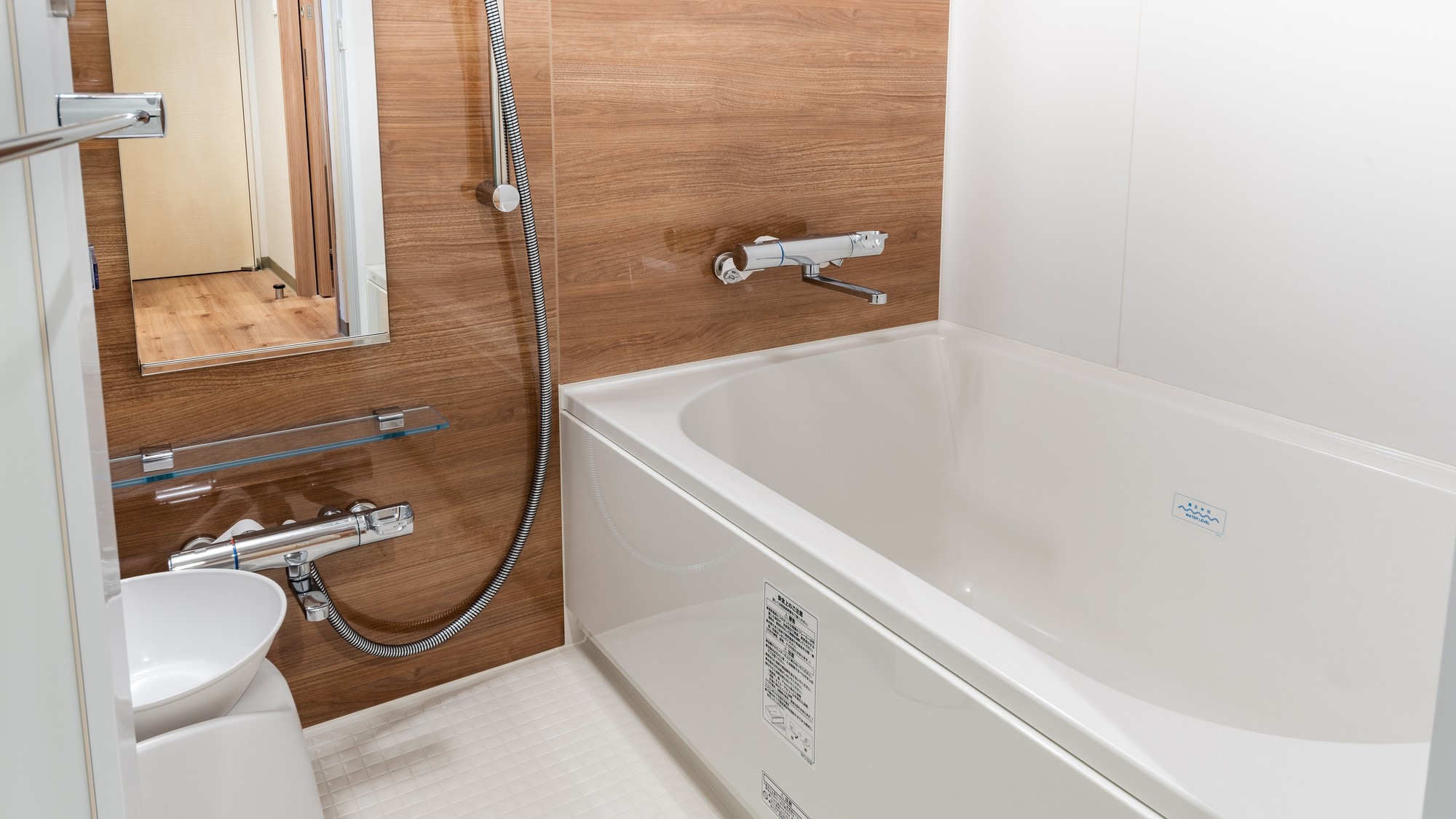 Deluxe twin room/bathroom *image
