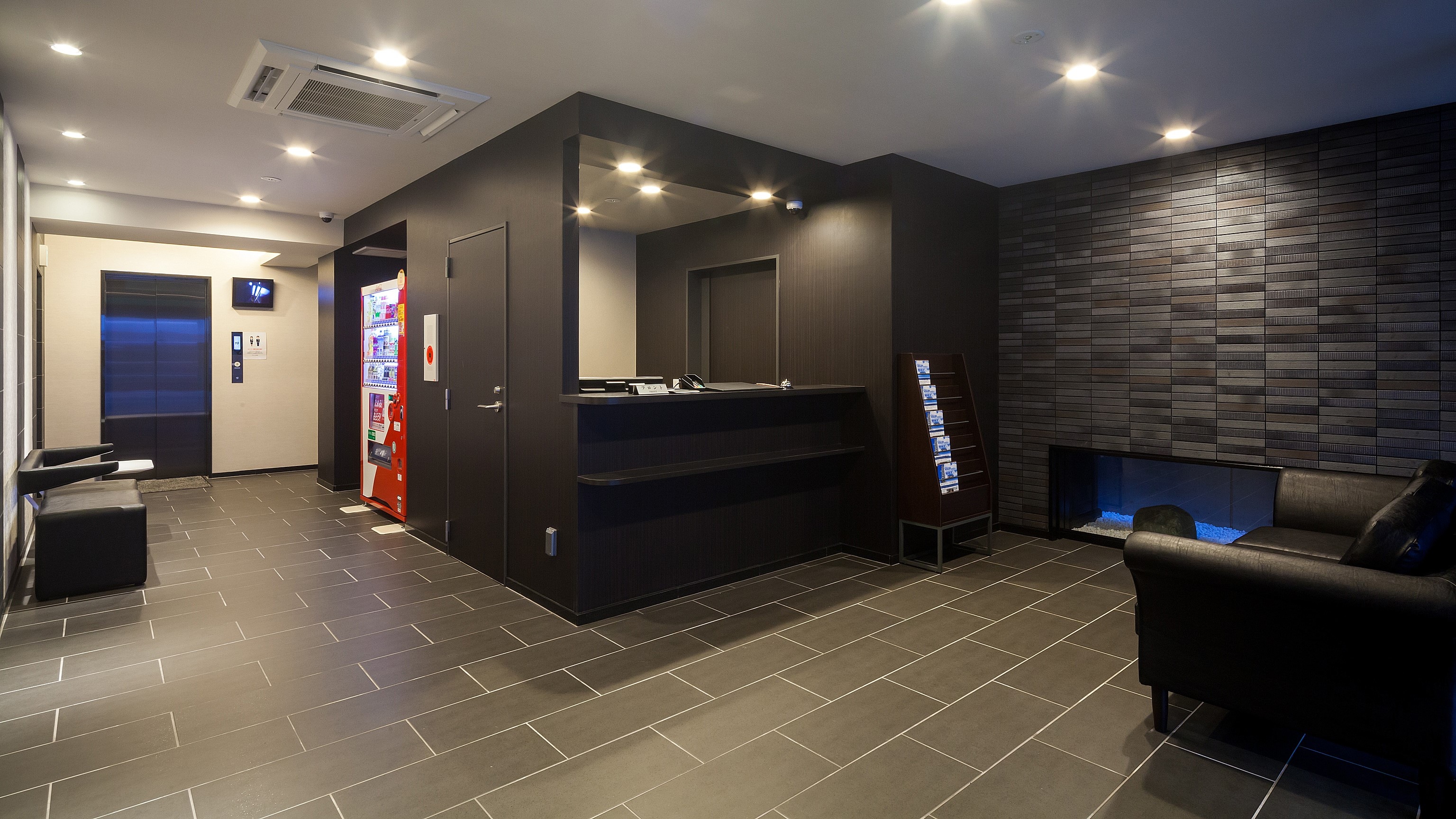 <Inside the building> Entrance