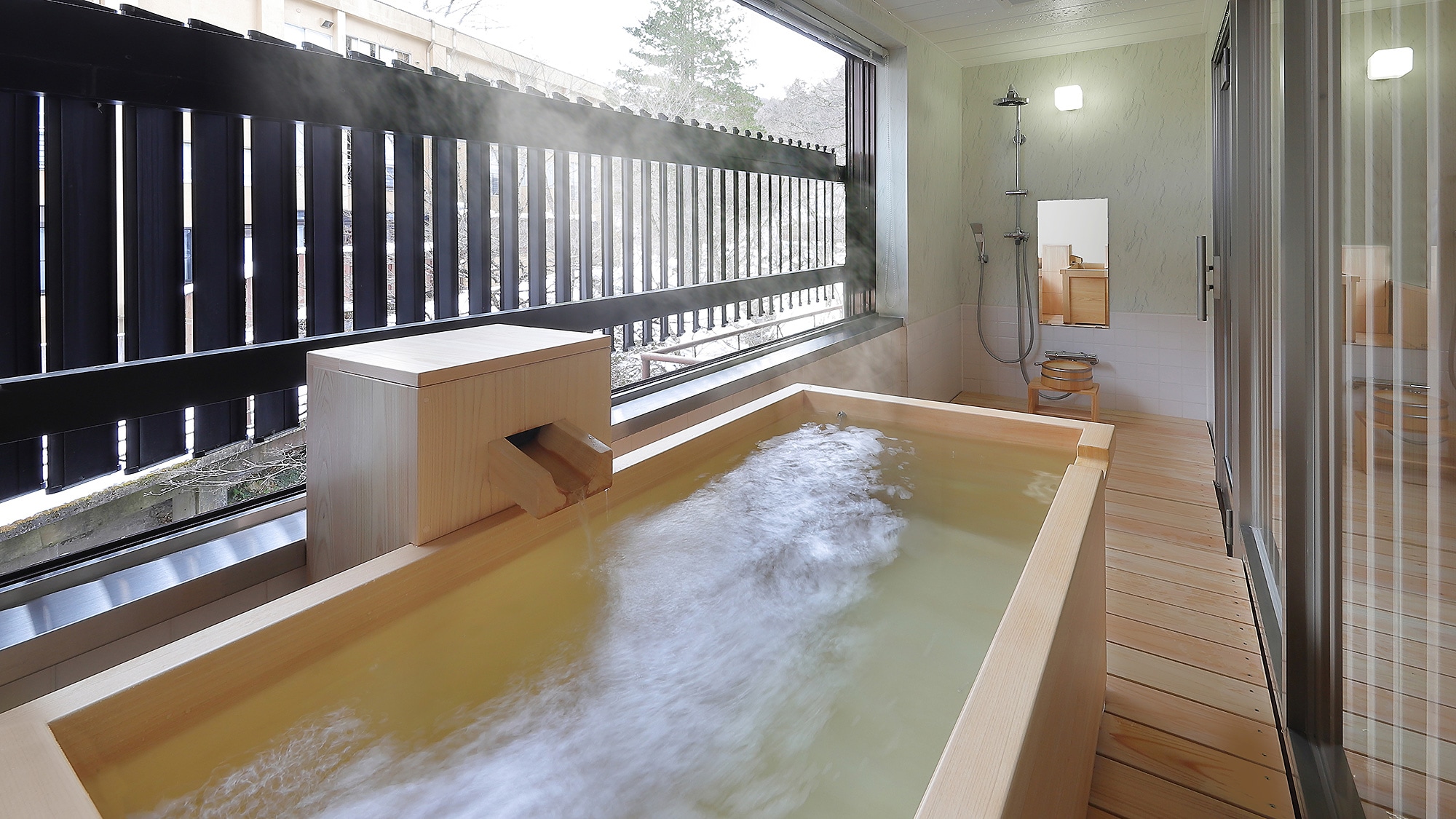[Wakaba / Matsukaze] A modern Japanese-style room with a semi-open-air cypress bath that flows directly from the source.