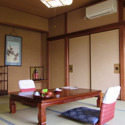 [Guest room] Japanese-style room with 10 tatami mats and toilet