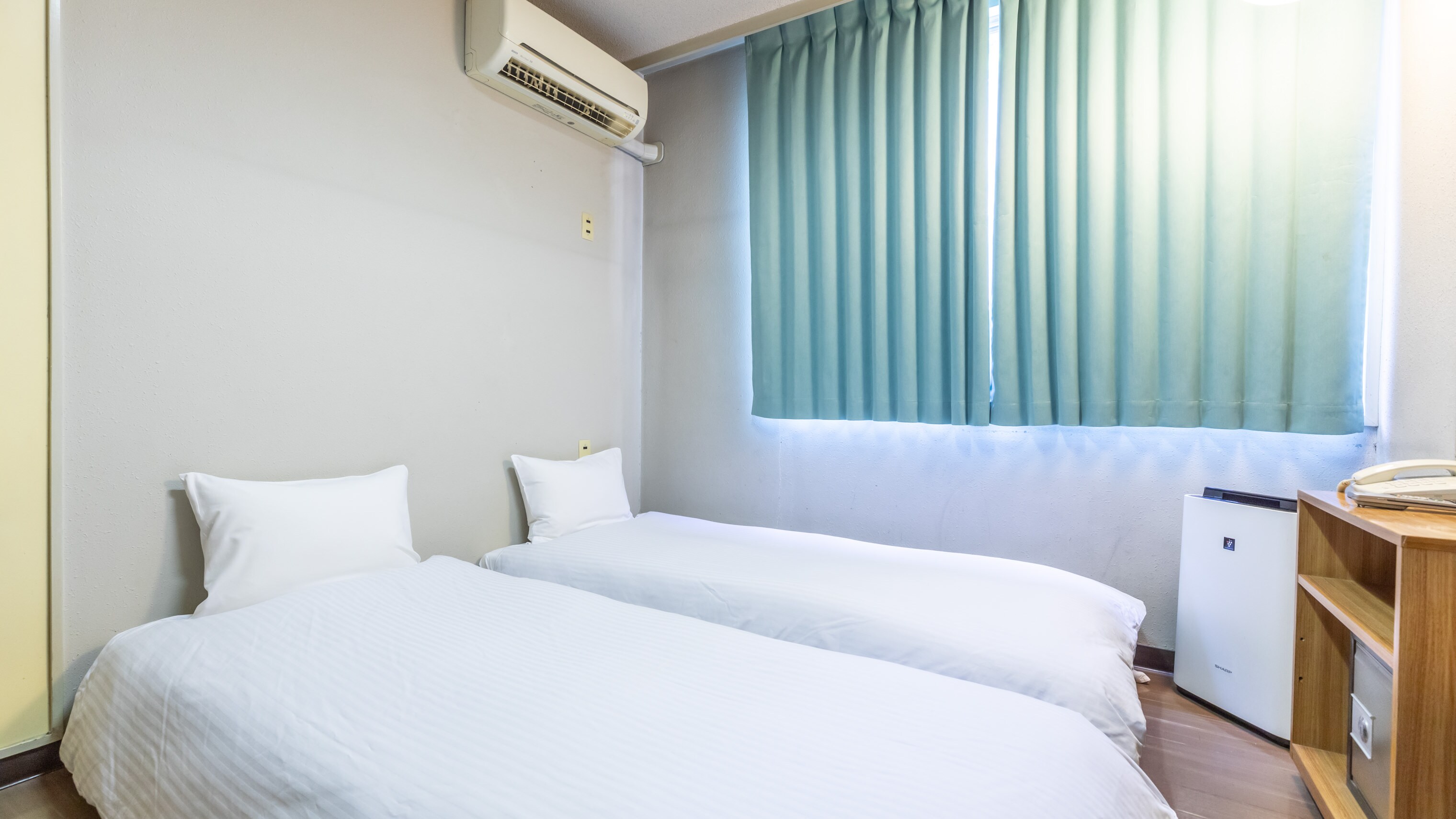 [Non-smoking] Twin room (shared bathroom and toilet)