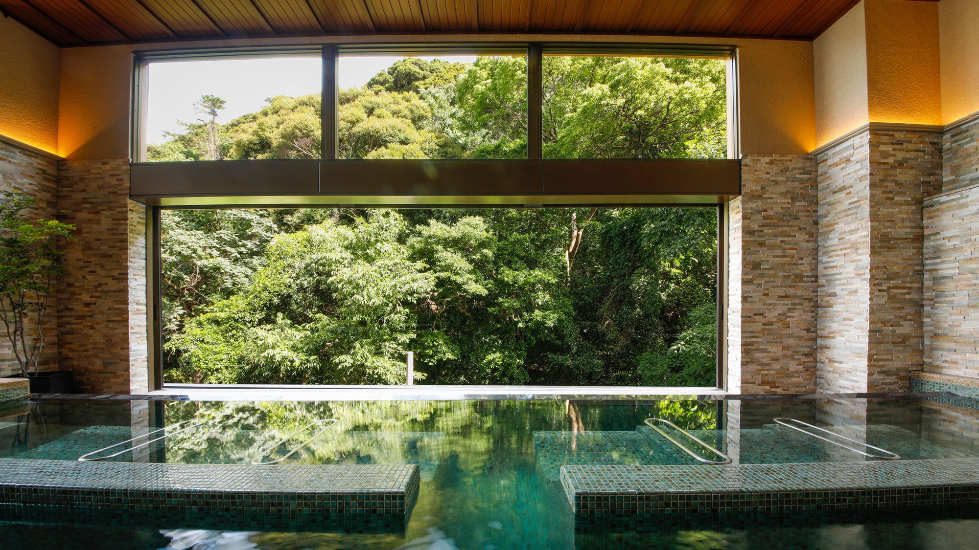 Forest SPA "IZUMI" to be renovated in July 2020 - A large hot spring bath with a reclining bath for a forest bathing experience