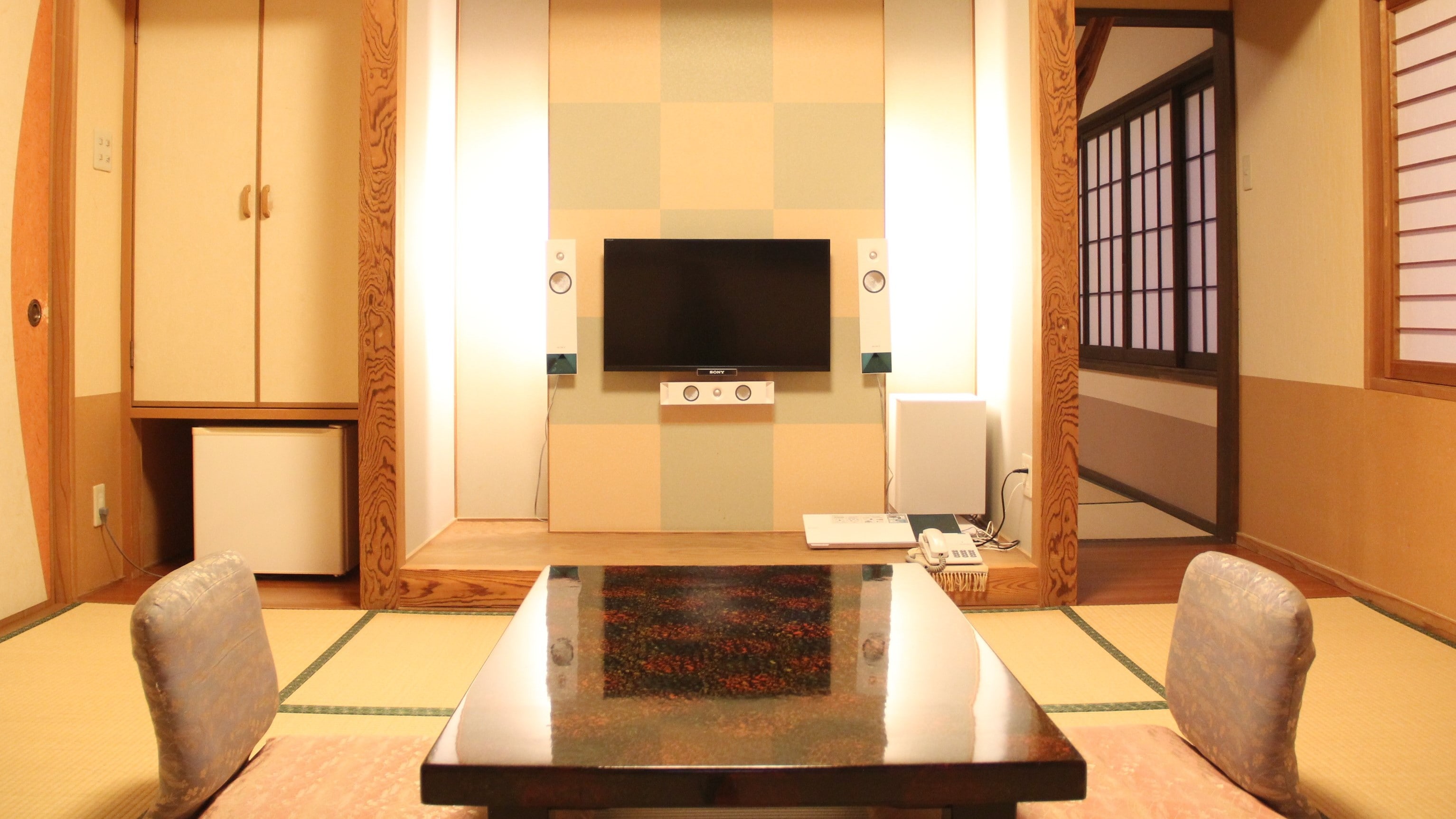 日式現代客房-Hanatsubaki-（禁煙）8張榻榻米+8張榻榻米，沒有浴室和廁所。