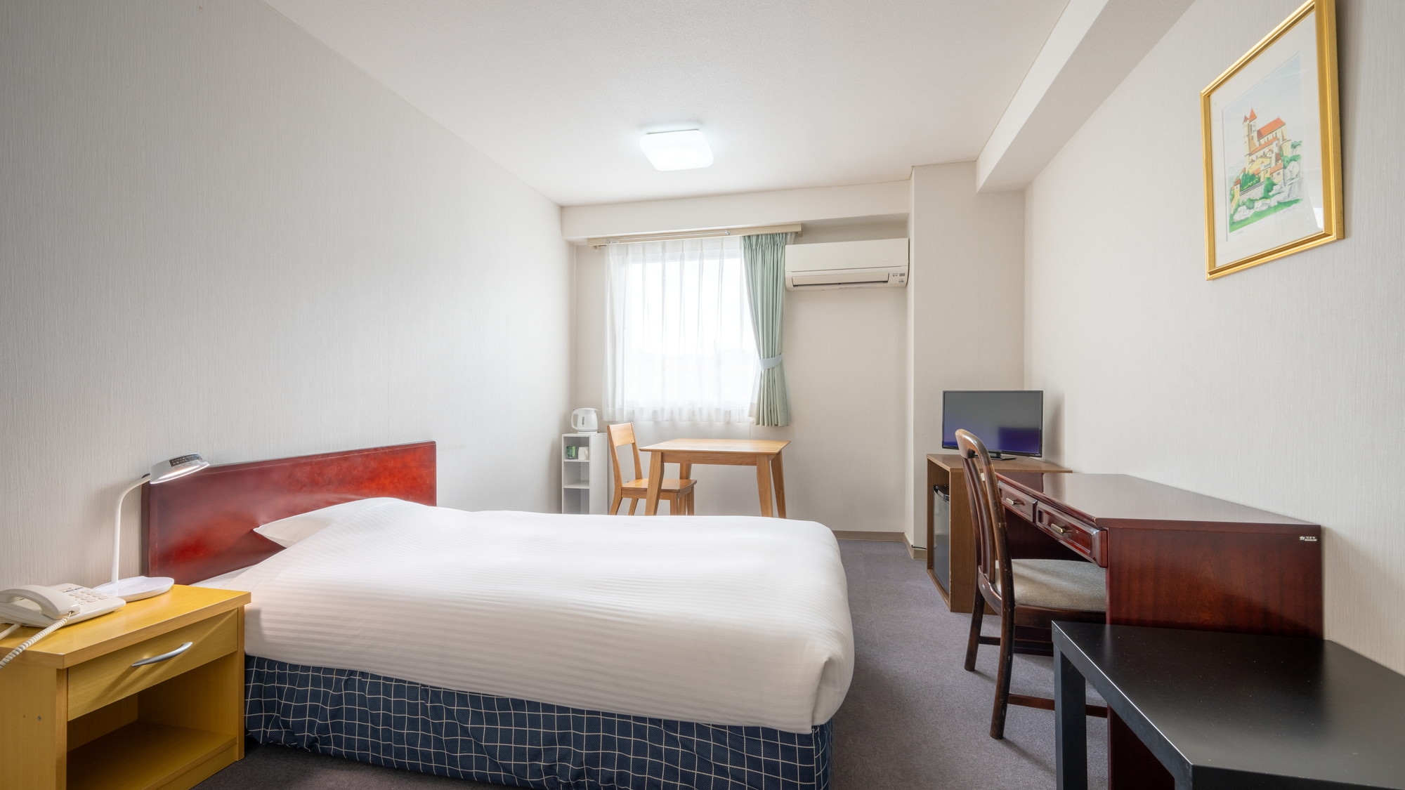 Single and semi-double rooms are equipped with spacious 122cm-wide semi-double beds.