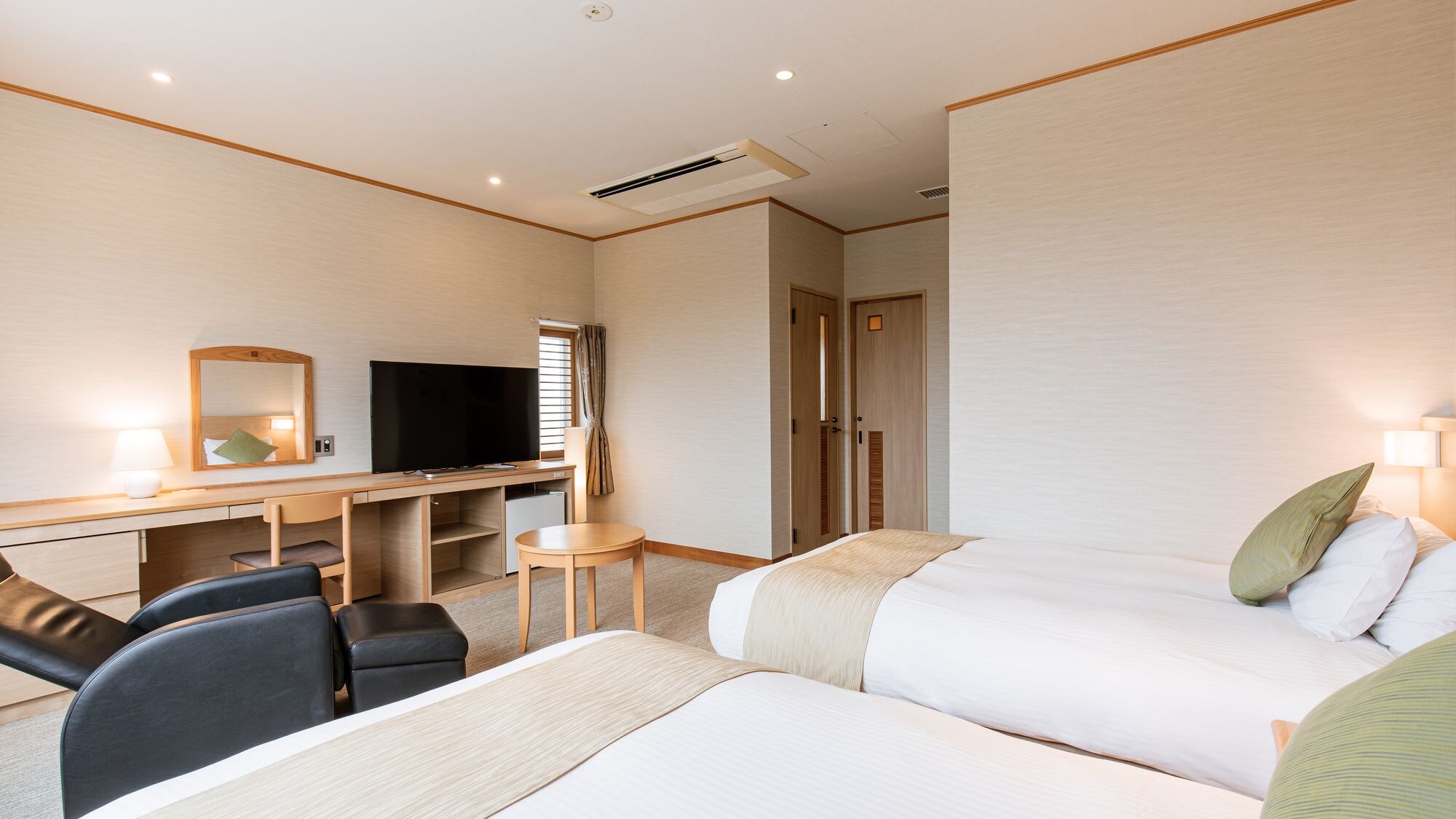 Deluxe Western-style room with view bath [41 square meters] Massage chair available for use by two people