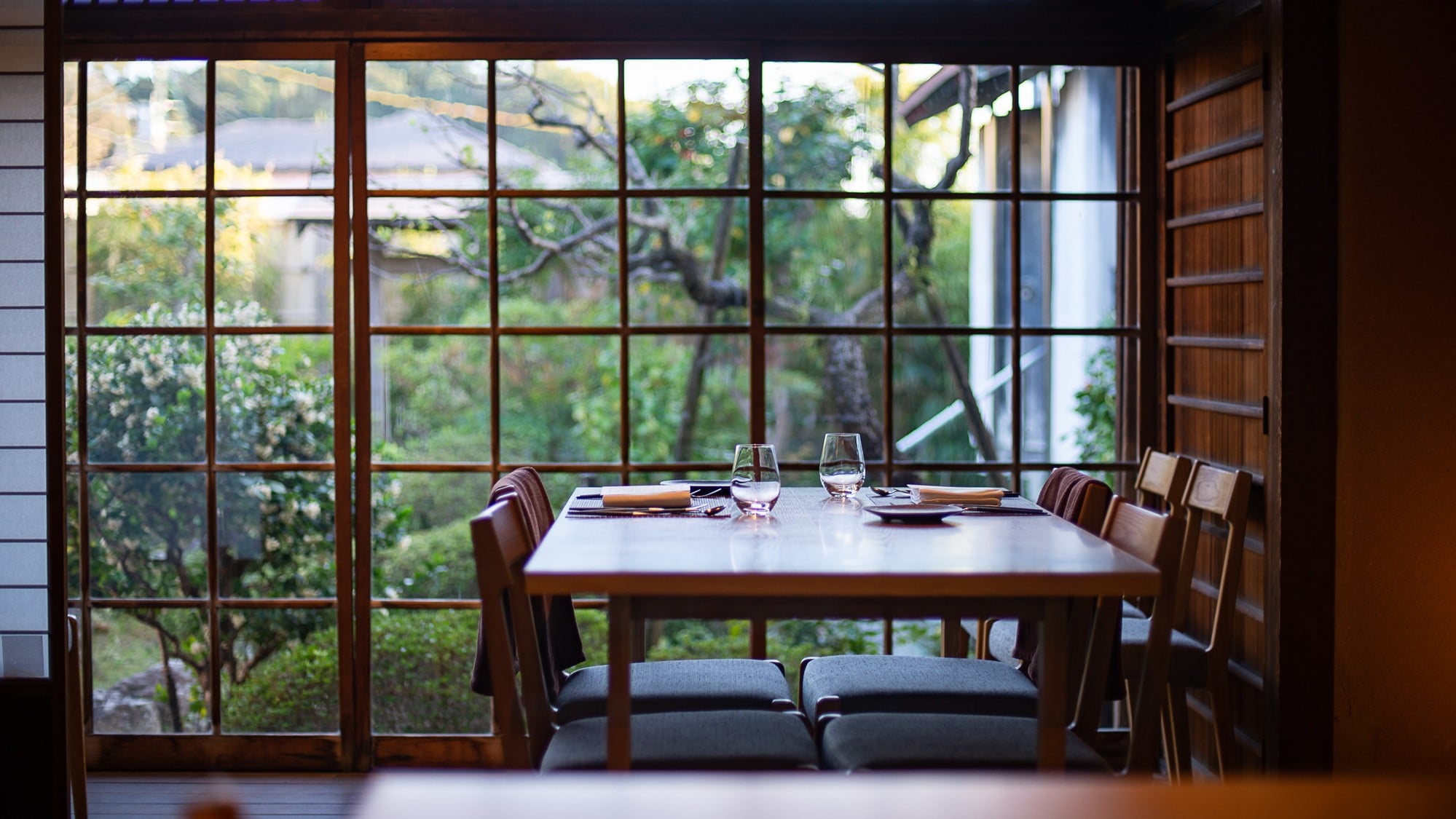 [Dining] The restaurant attached to the front building is a spacious space overlooking the courtyard.