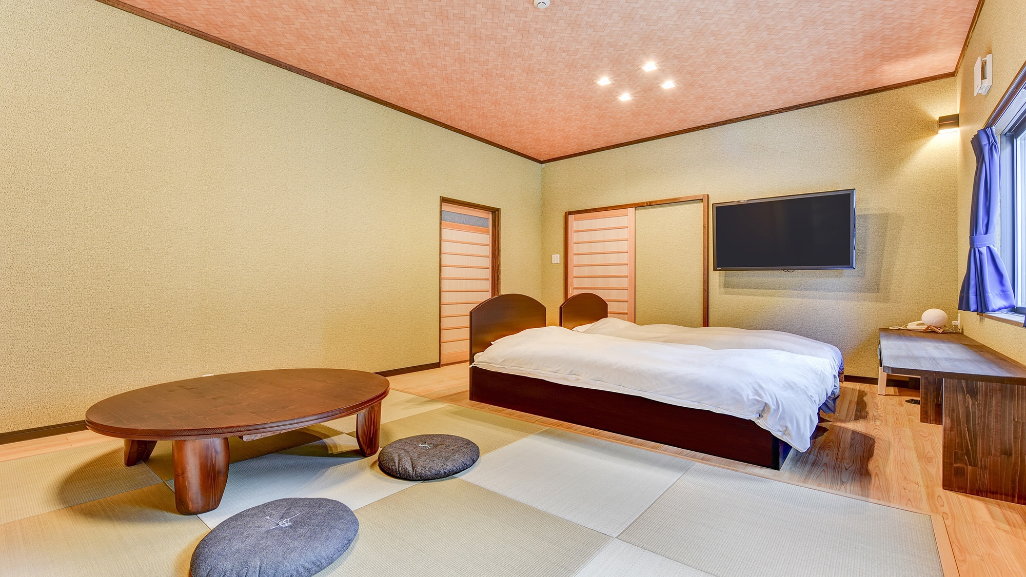 *[Japanese-Western style room with 13 tatami mats (with toilet and hot spring bath)] We offer a space where you can relax and unwind★