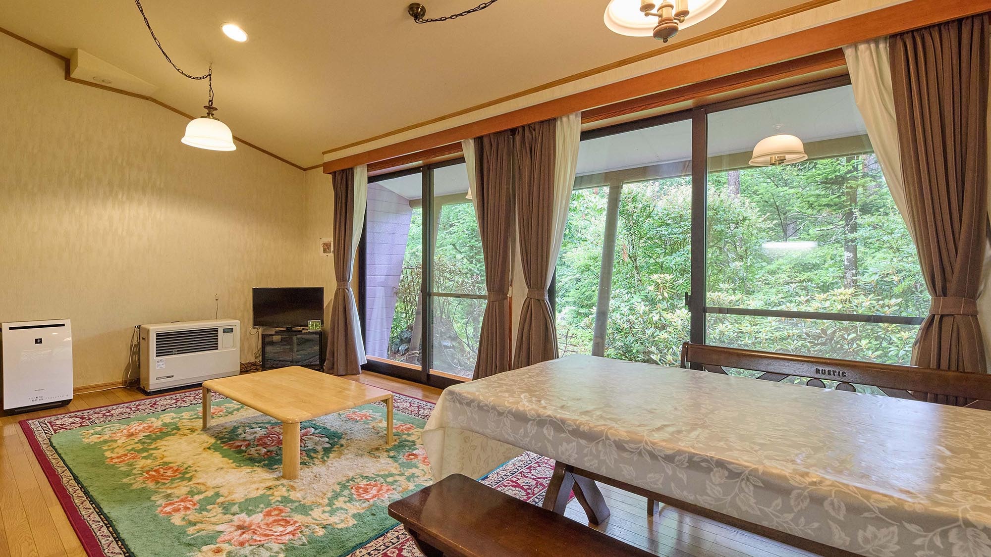 ・[Shionboshi] A bright room with refreshing sunlight. Greenery spreads beyond the window.