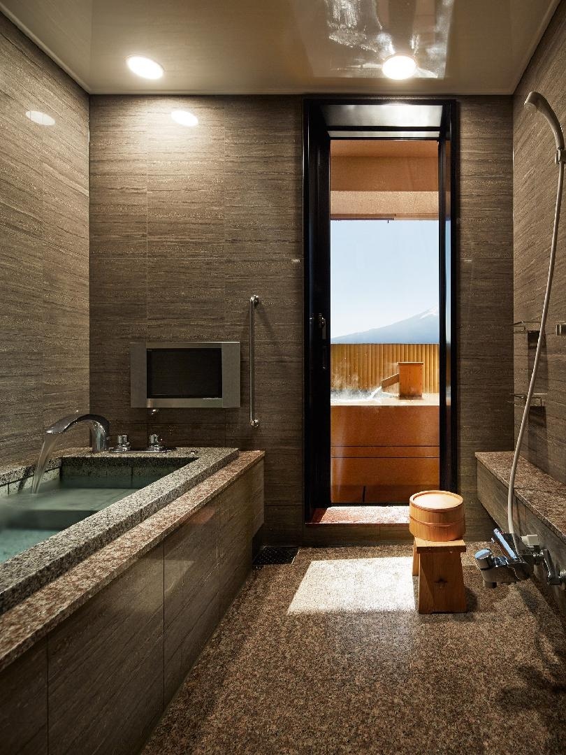 [Hot spring ◆ Guest room with open-air bath] Japanese-Western style room overlooking Mt. Fuji (80 square meters)