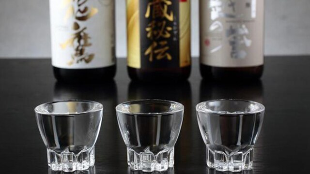 [Sake lezat dari wilayah Joetsu] Kami menawarkan satu set sake yang dapat dicicipi.