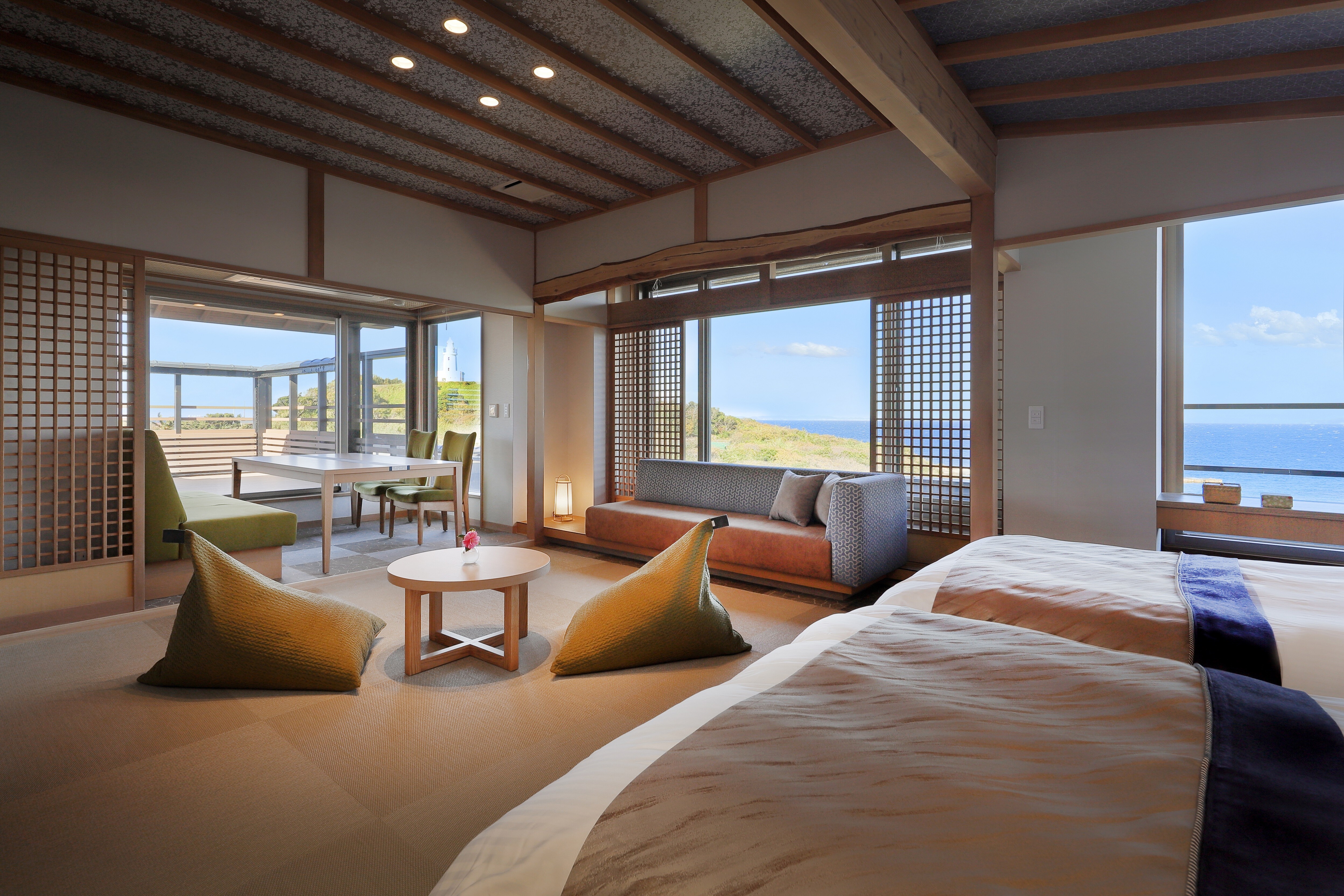 4F Japanese-Western room with panoramic bath (sea side 8 tatami mats + 20 m2)