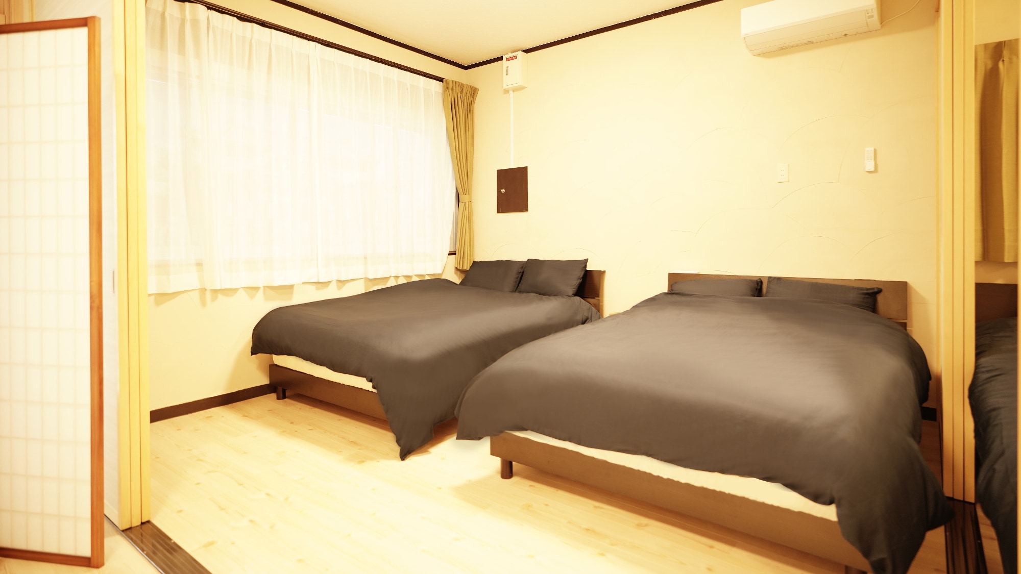 ・Room 101: Bedroom with two double beds