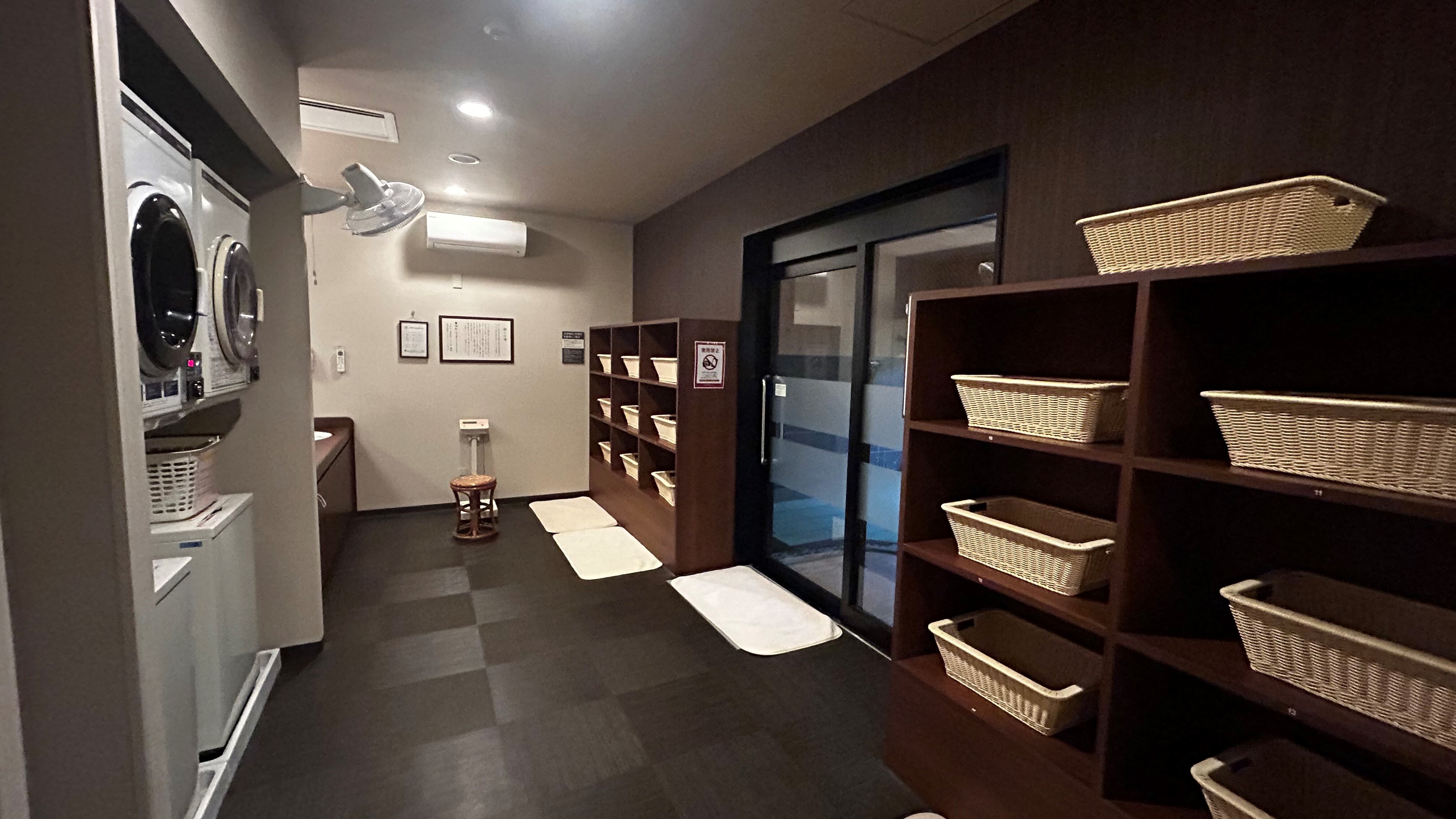 men's bath changing room