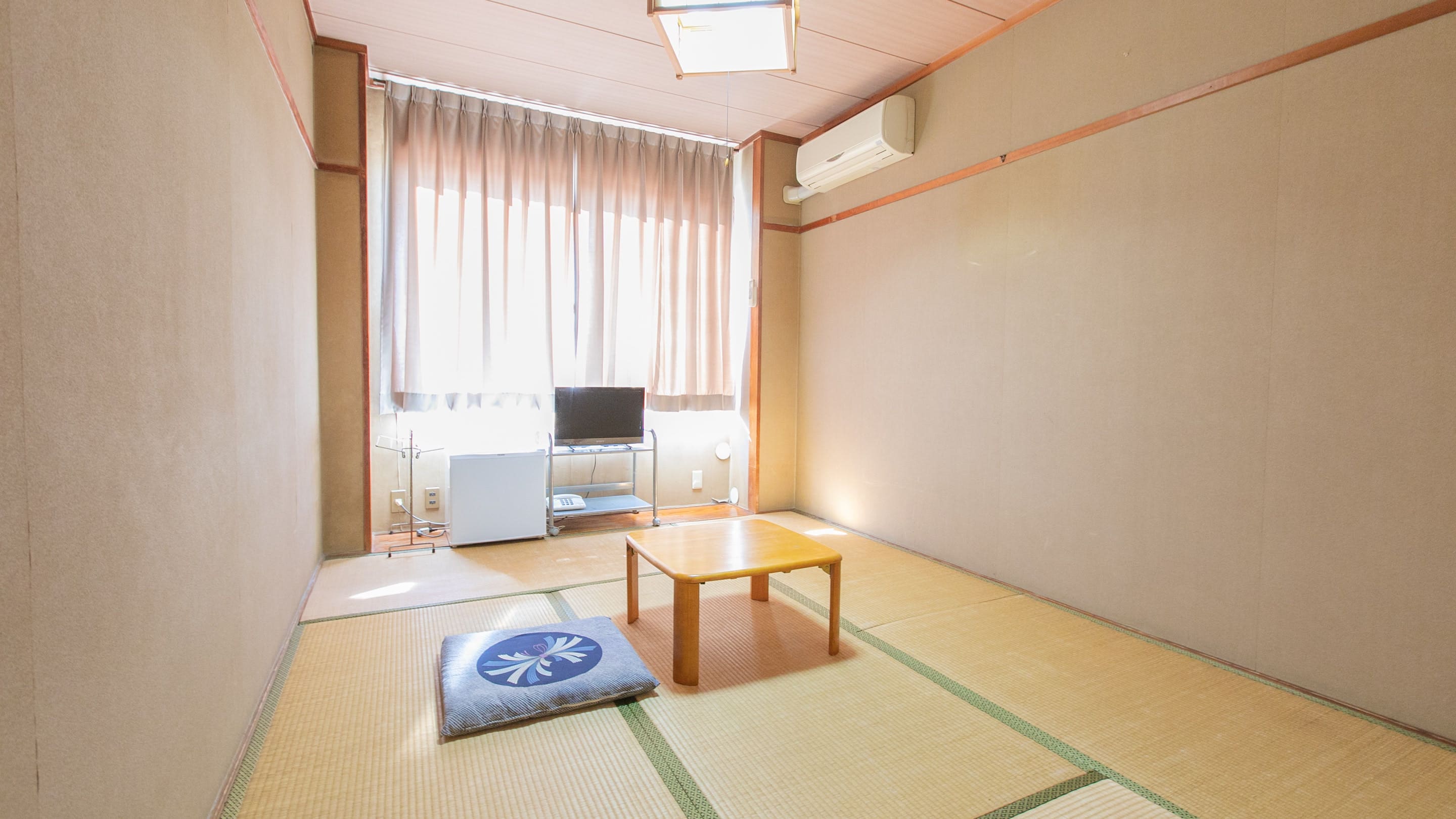 [Non-smoking] Japanese-style room for 1-2 people (shared bathroom and toilet)