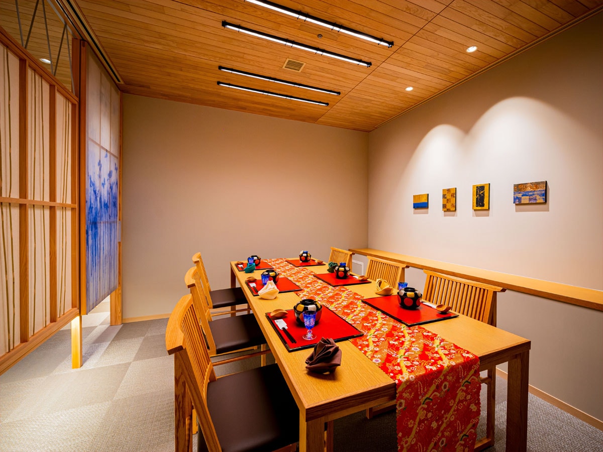 Reopened in 2020 "Ryotei Hanasukisha" You can enjoy your meal as if you were in a private room.