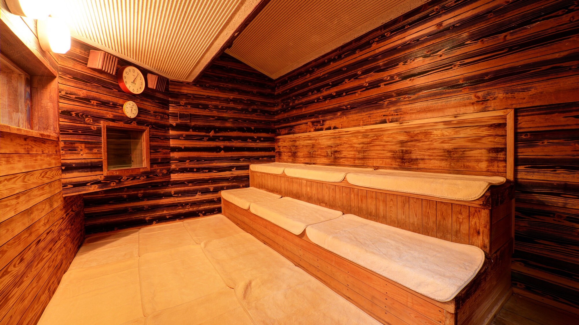 *Ryoma no Yu: Women's bath. A spacious cypress-clad sauna.