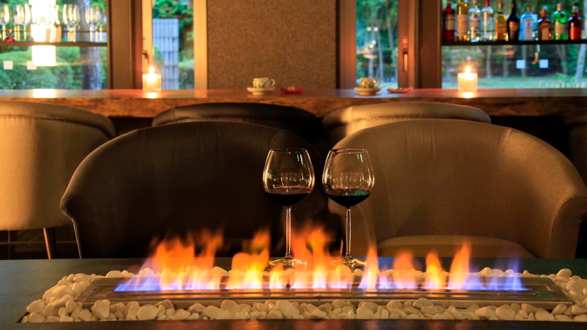 [Lobby Lounge] The flames of the fireplace create an extraordinary atmosphere.