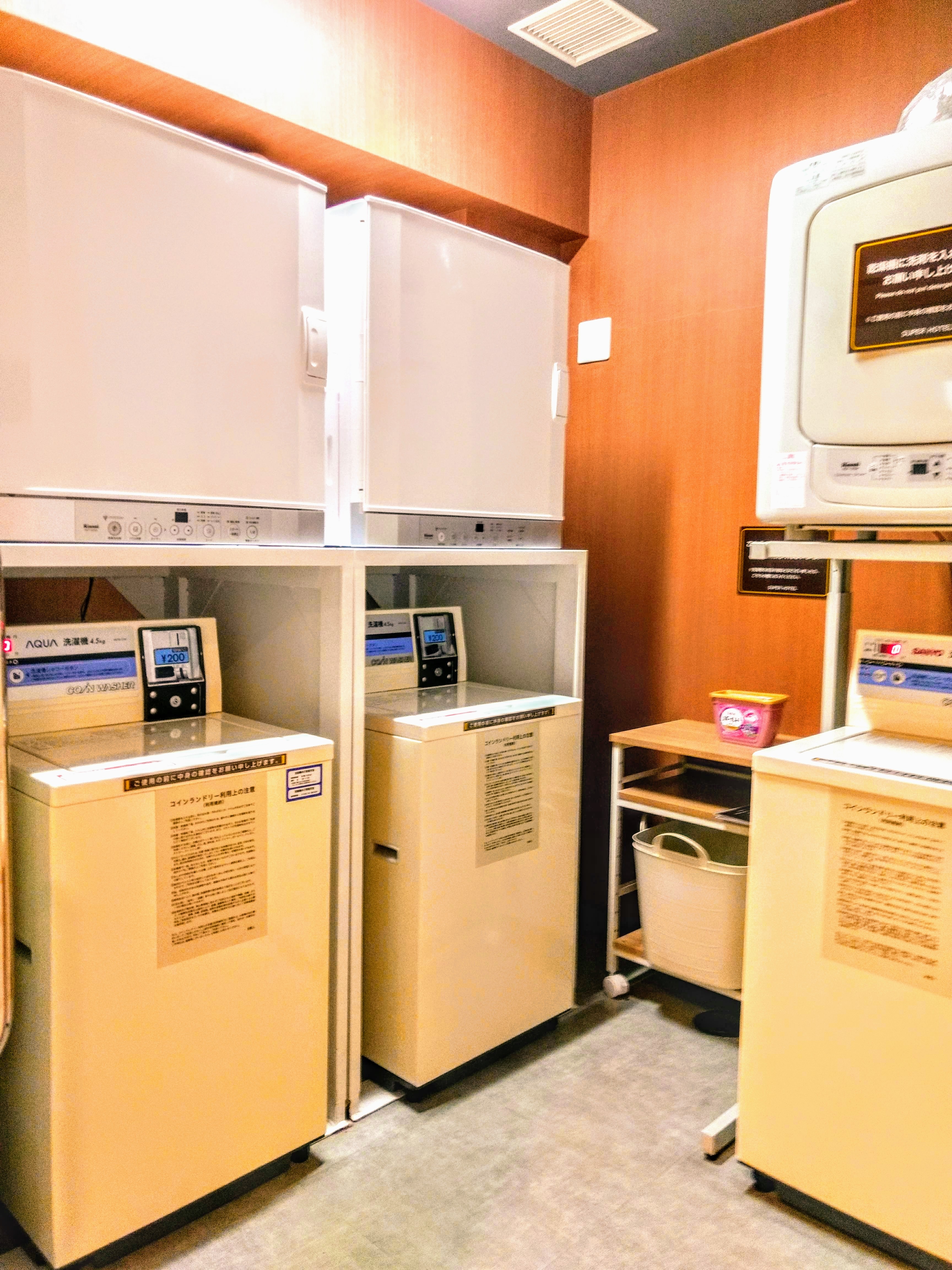Coin laundry
