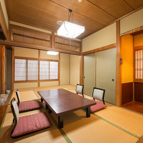 [Japanese-style room/Yuzen] This simple guest room is designed in the Sukiya (tea ceremony room) style and is free of decoration. It is located on the first floor.