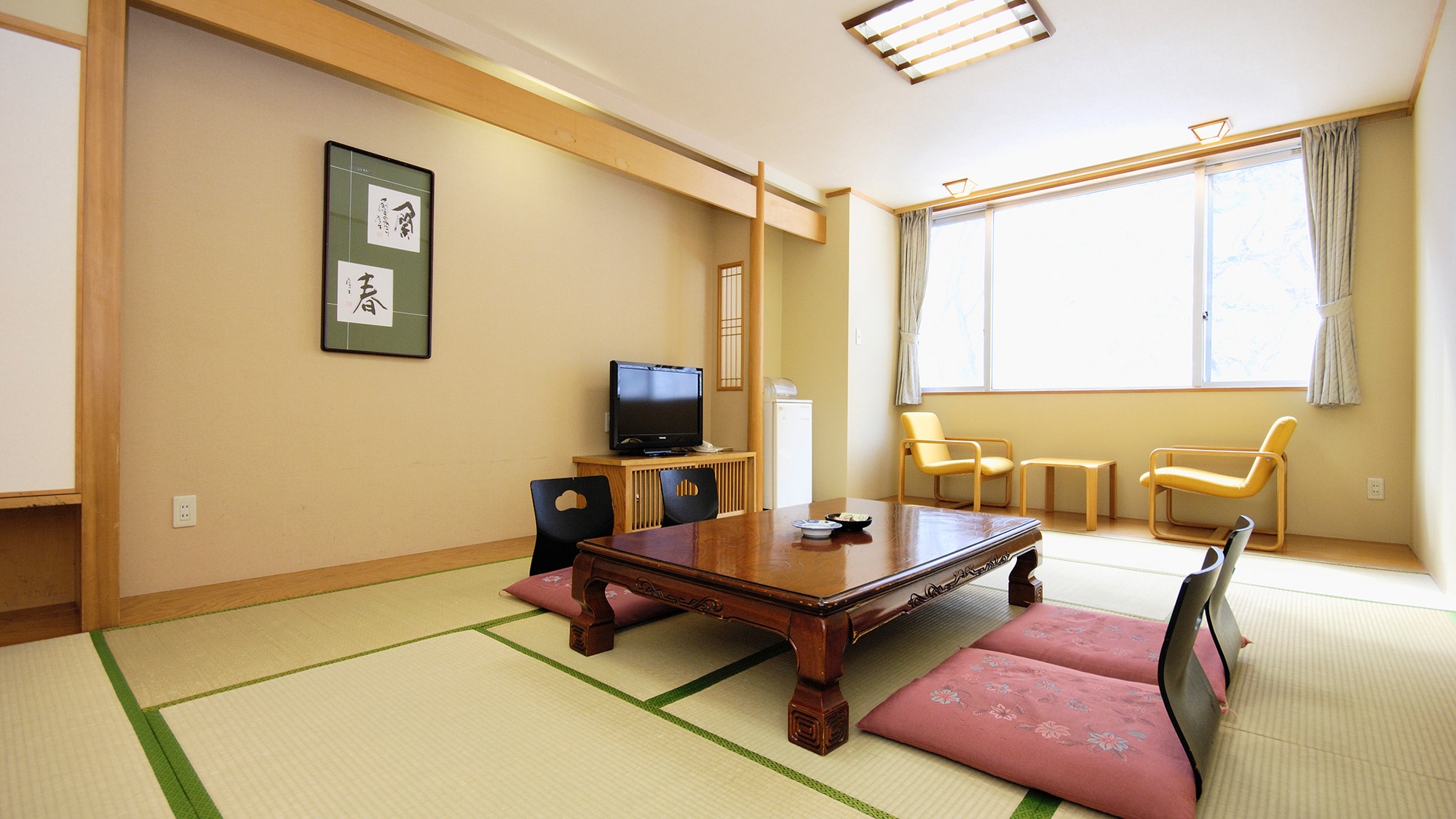 【일식 방】 표준적인 일본식 방입니다. 다리를 펴고 편히 쉬십시오.