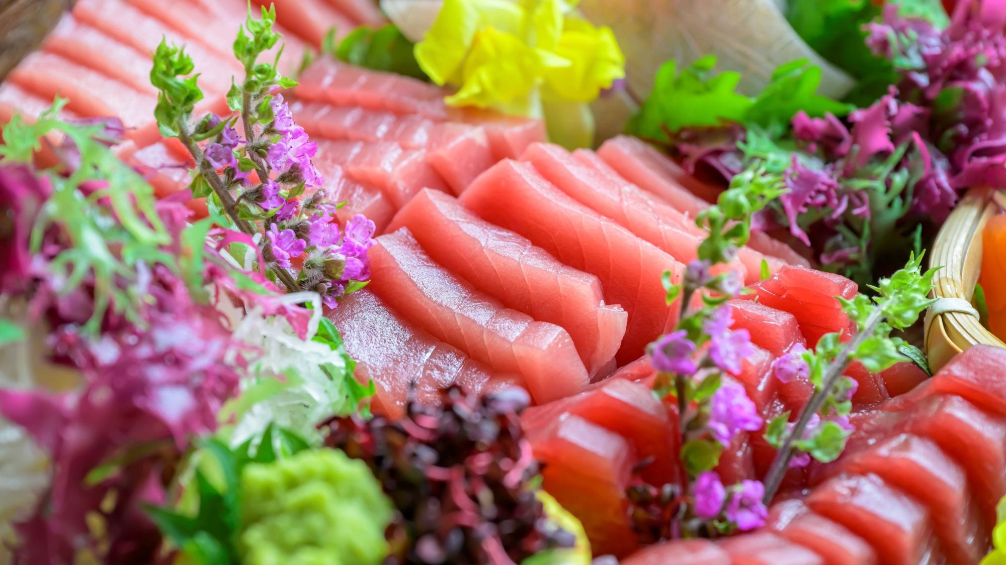The theme from June is "Enjoy a summer festival atmosphere! A buffet of seafood and mountain delicacies" with a large catch of fresh sashimi