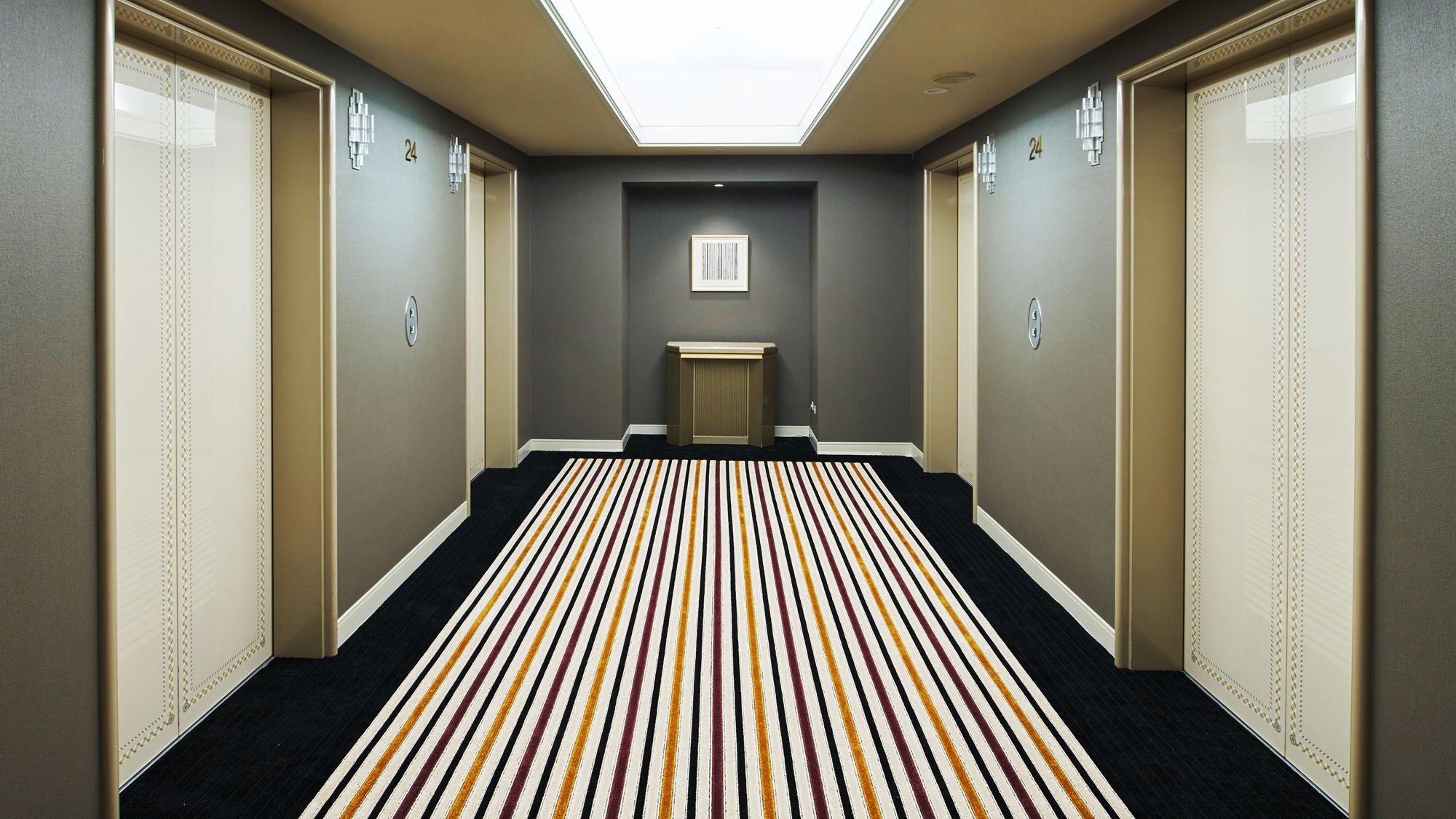[24th and 25th floor / Superior floor] Elevator hall