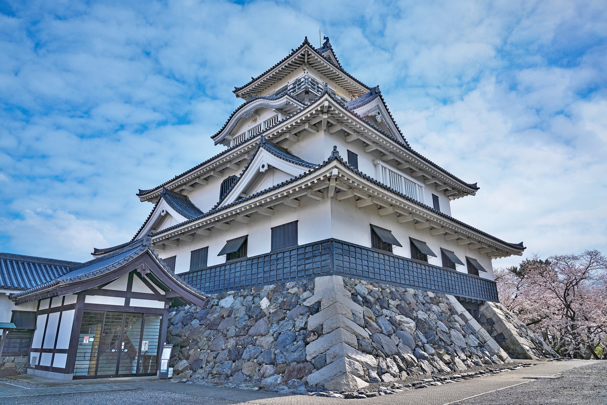 [ปราสาทนากาฮามะ] เดินประมาณ 10 นาทีหรือขับรถ 5 นาที