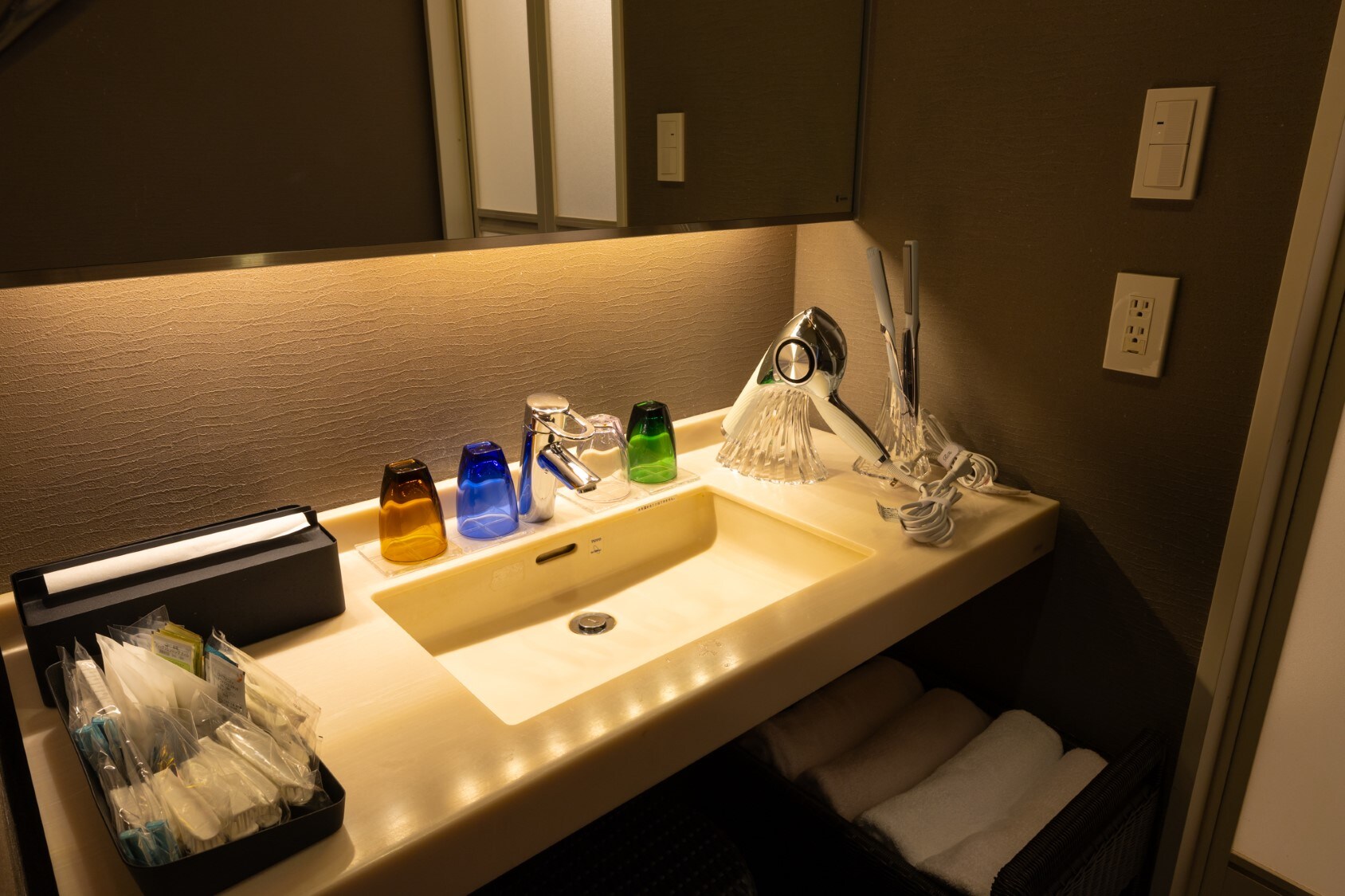 The top floor (6th floor) is a modern Japanese-Western style room♪ Powder rooms in "Konpeki" and "Maso" colors♪