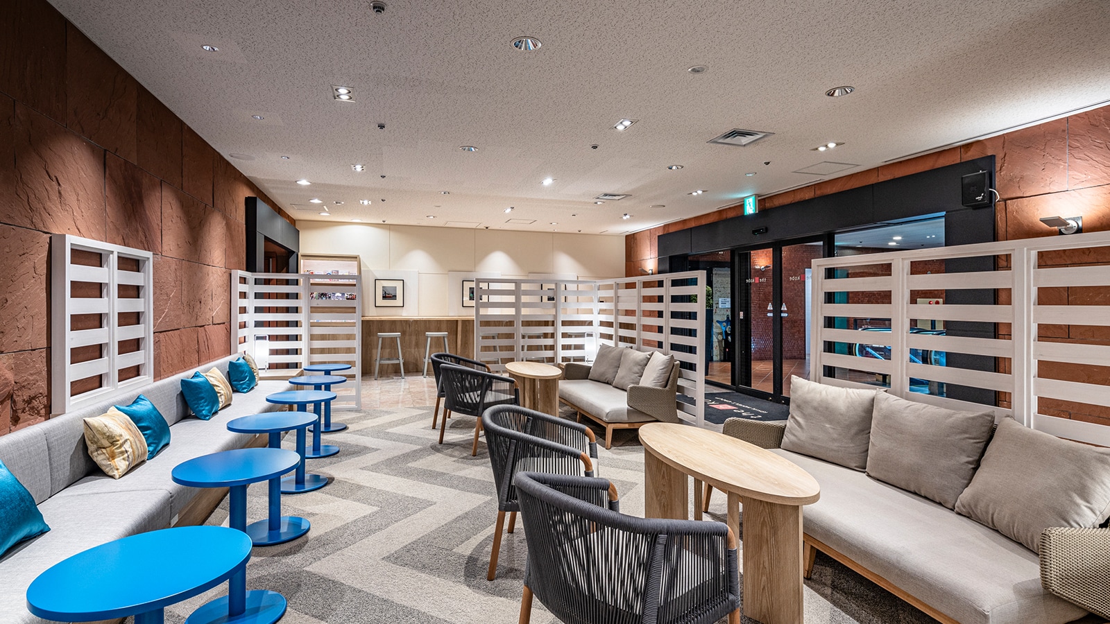神戸の港の空気を宿した居心地のよい宿泊者専用スペース（the b lounge）