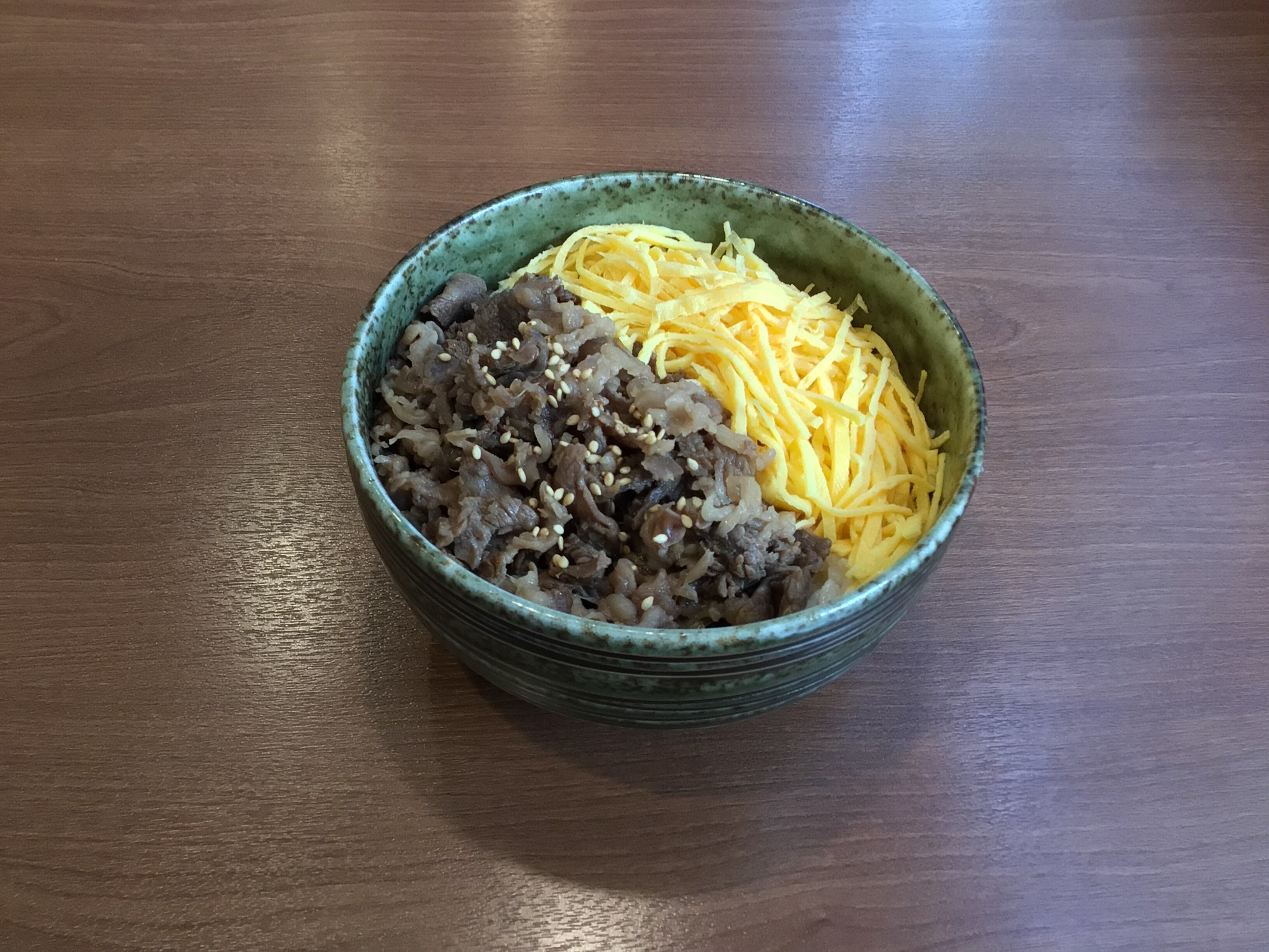 Daging Sapi dan Kinshi Tamago Don (dengan mangkuk kecil, sup miso, dan acar)