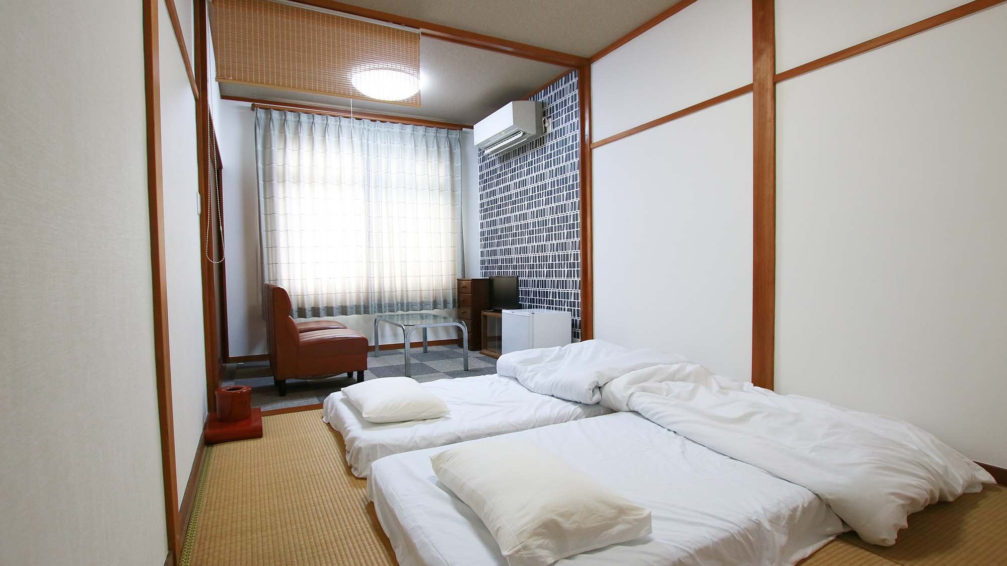 ・ Tatami mats and modern wallpapers