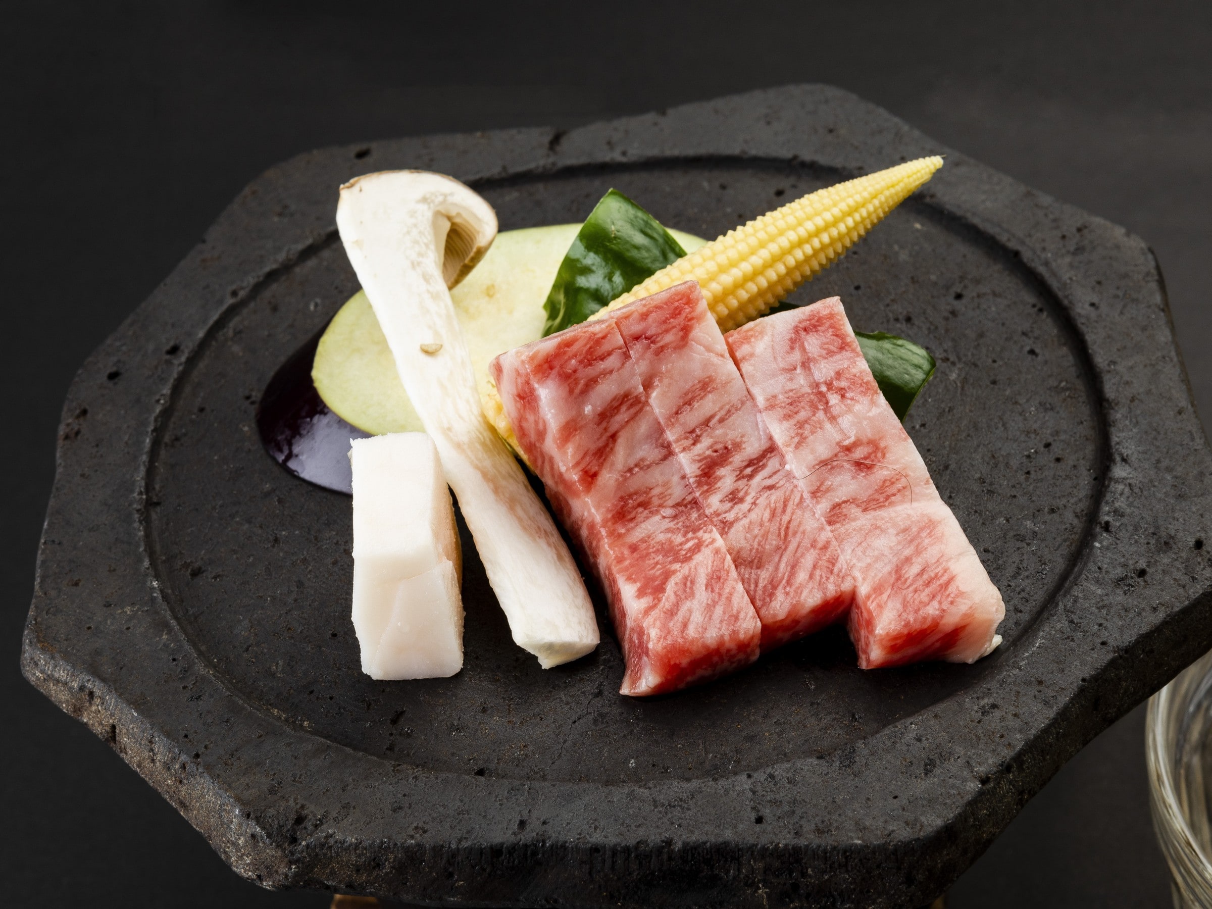 [Kaiseki] Bungo beef grilled on lava