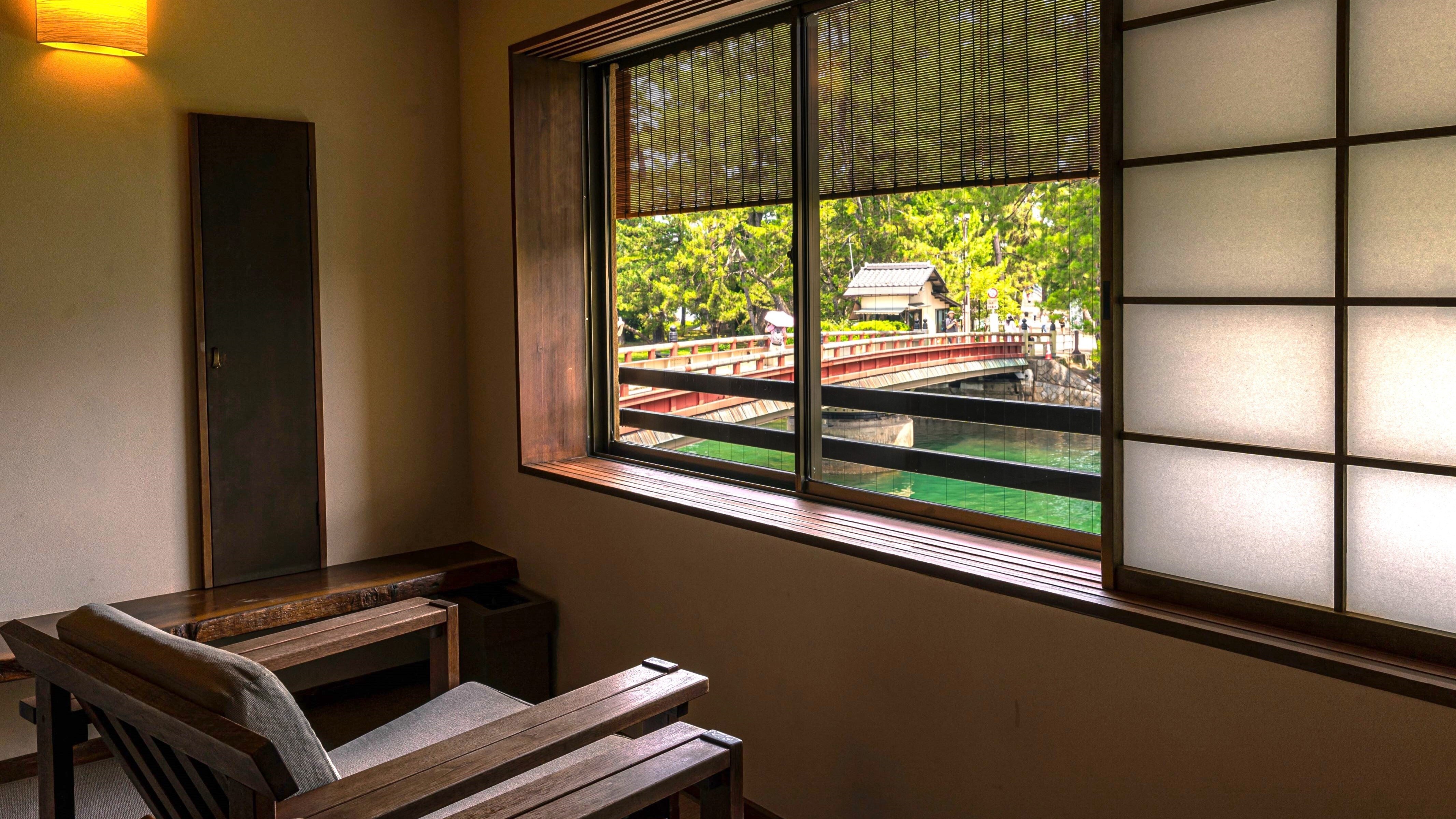[Modern Japanese-style room overlooking Amanohashidate] A special seat
