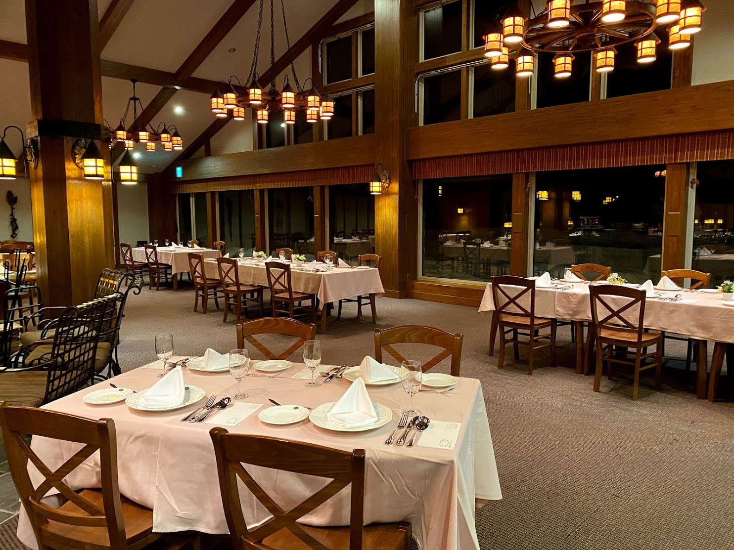 Restoran di malam hari.