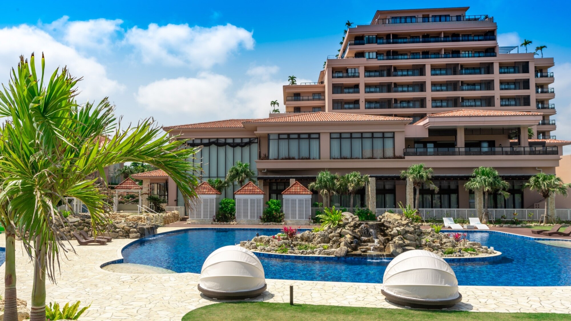 [Shigira Garden Pool] A spacious oval-shaped main pool for adults