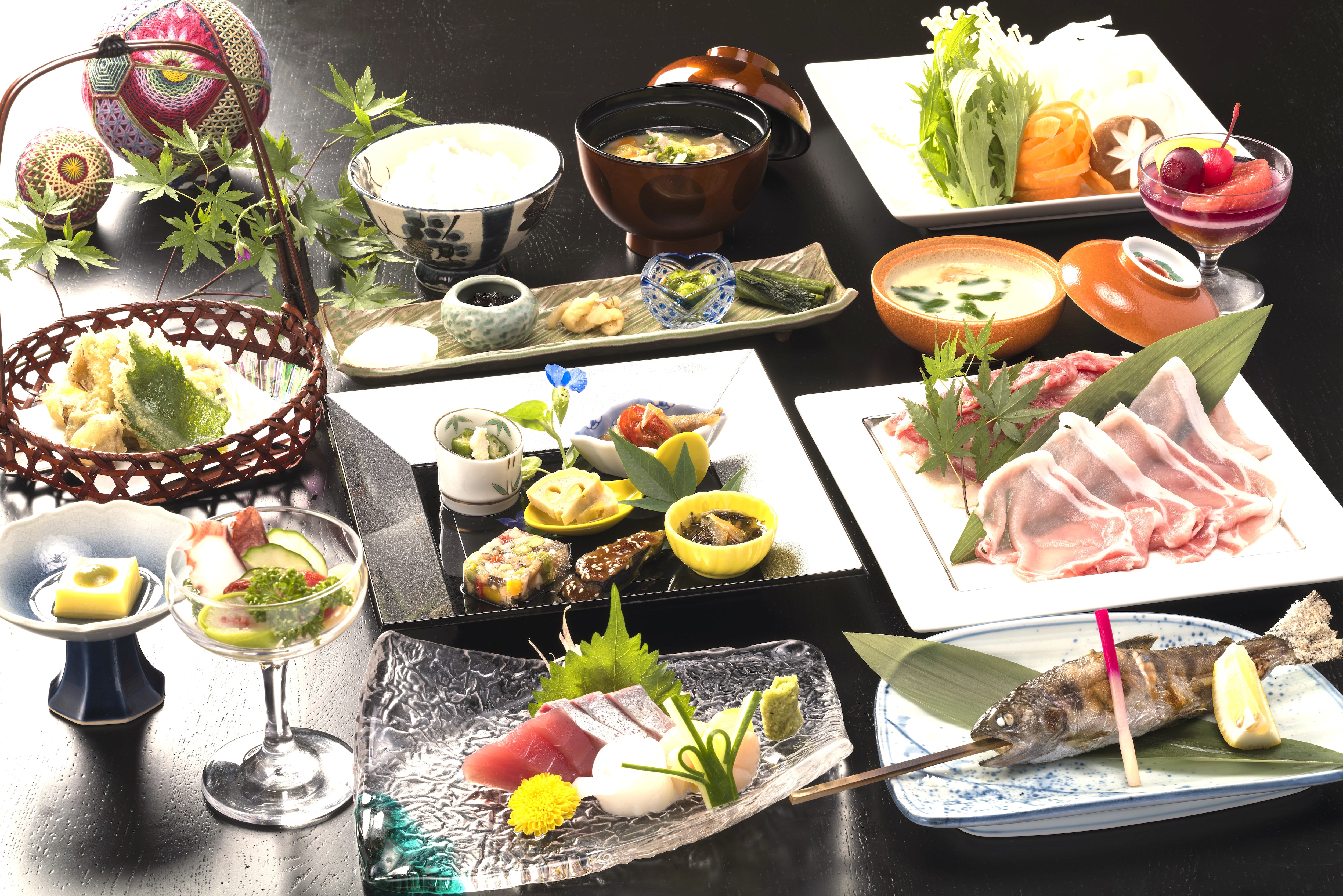 Một ví dụ về "Shabu-shabu thịt bò Wagyu & thịt lợn khổ qua"