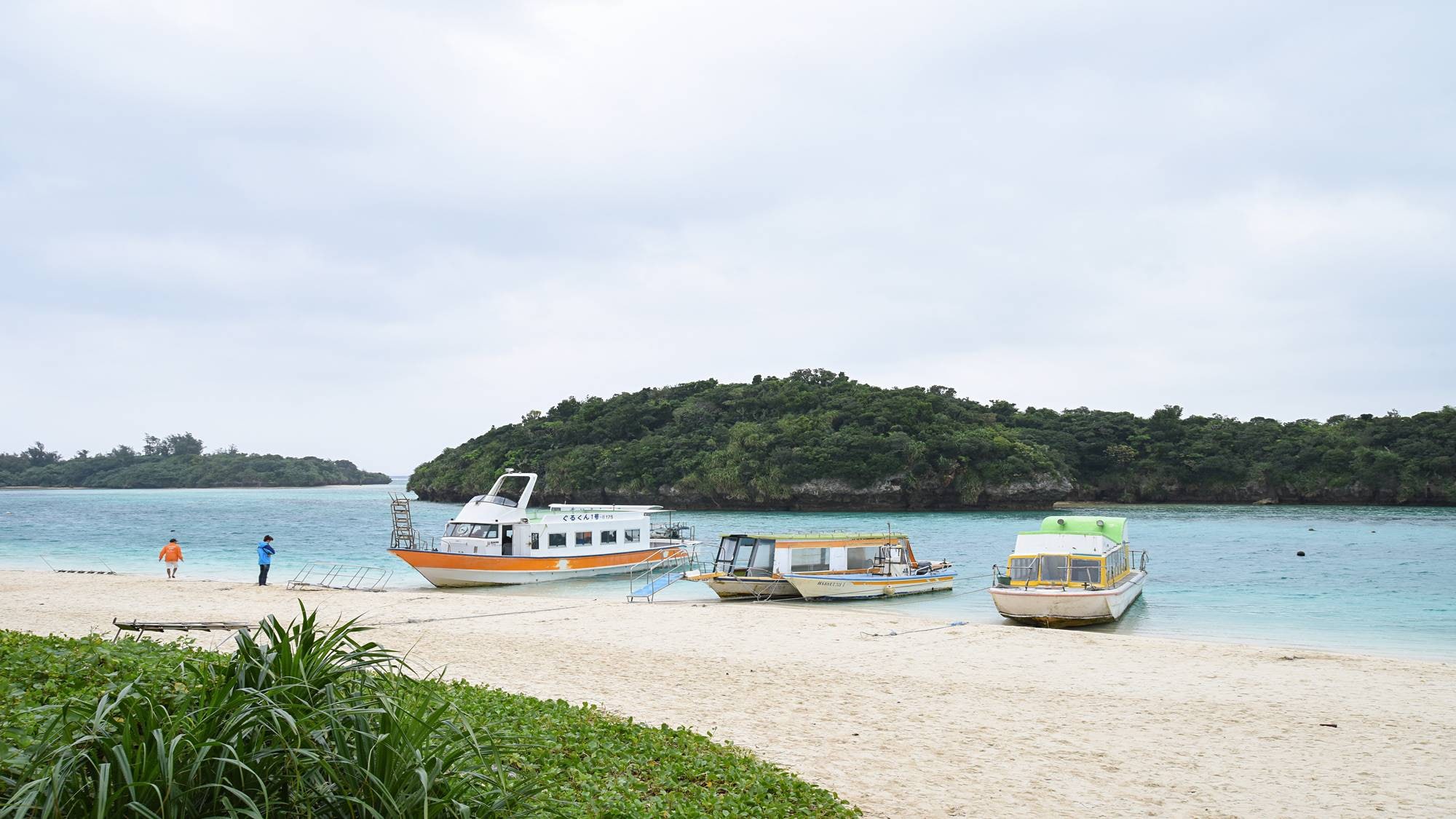 *Nearby (Kabira Bay Glass Bottom Boat)/You can tour around Kabira Bay surrounded by nature on a glass bottom boat!