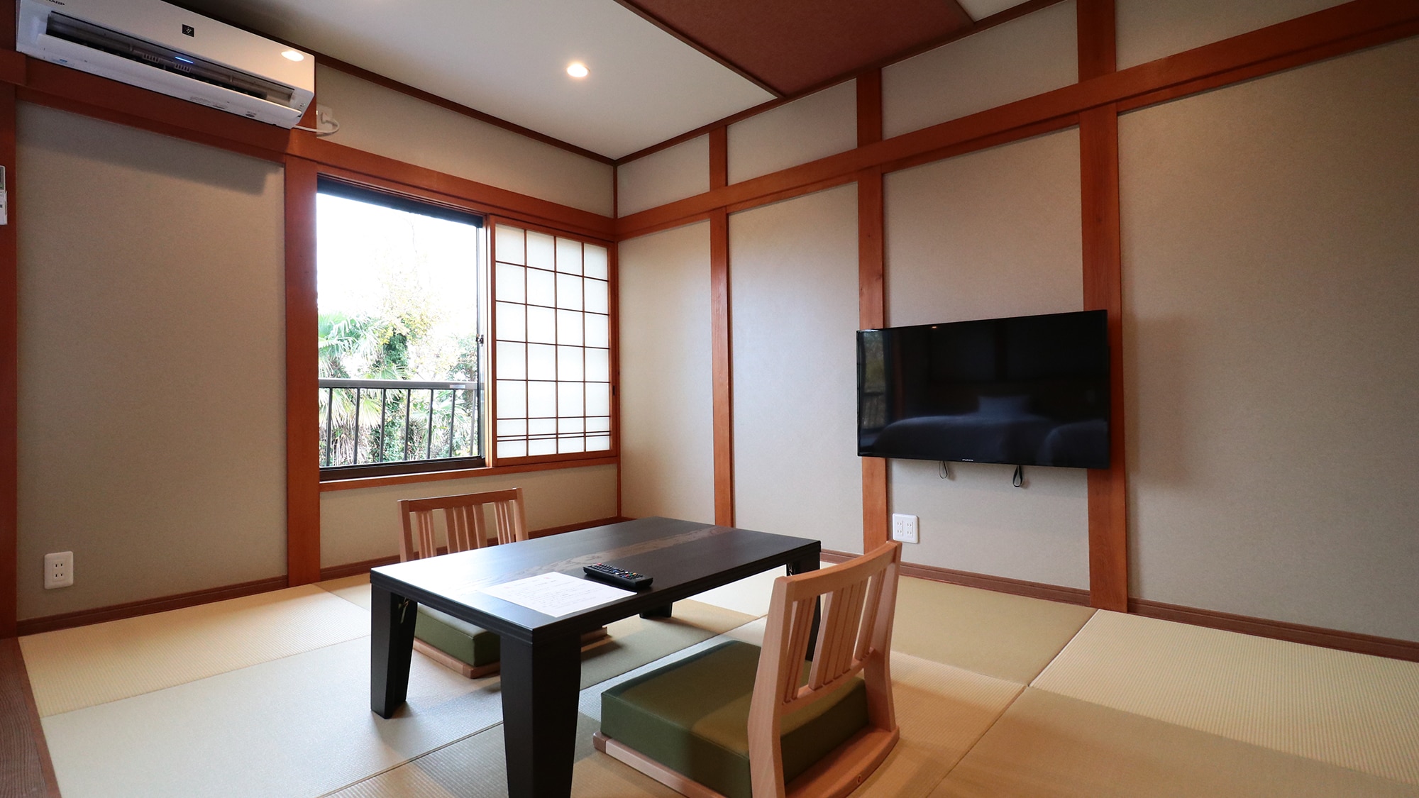 Renovated in November 2021! Japanese modern 12 tatami mat room ◆ A tatami space where you can relax with a TV installed on the wall.