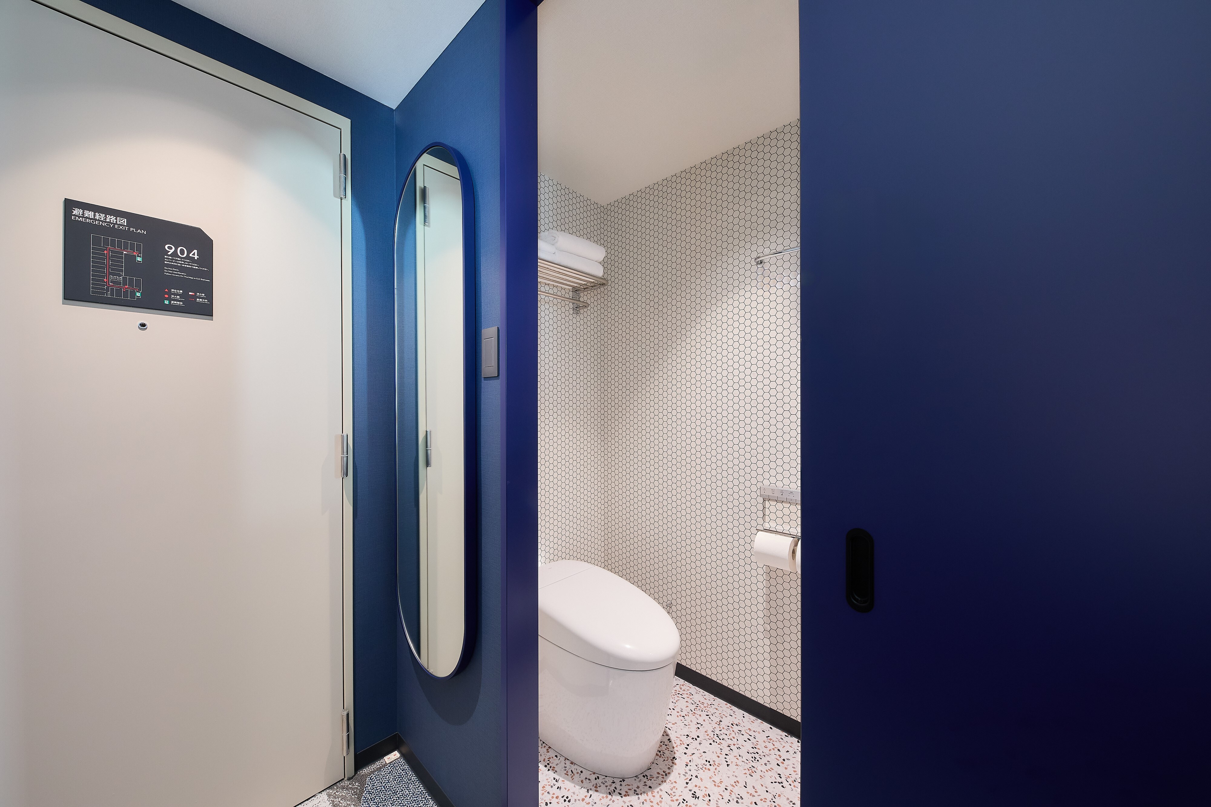 Contoh kamar mandi: Berdampingan (Studio Twin)