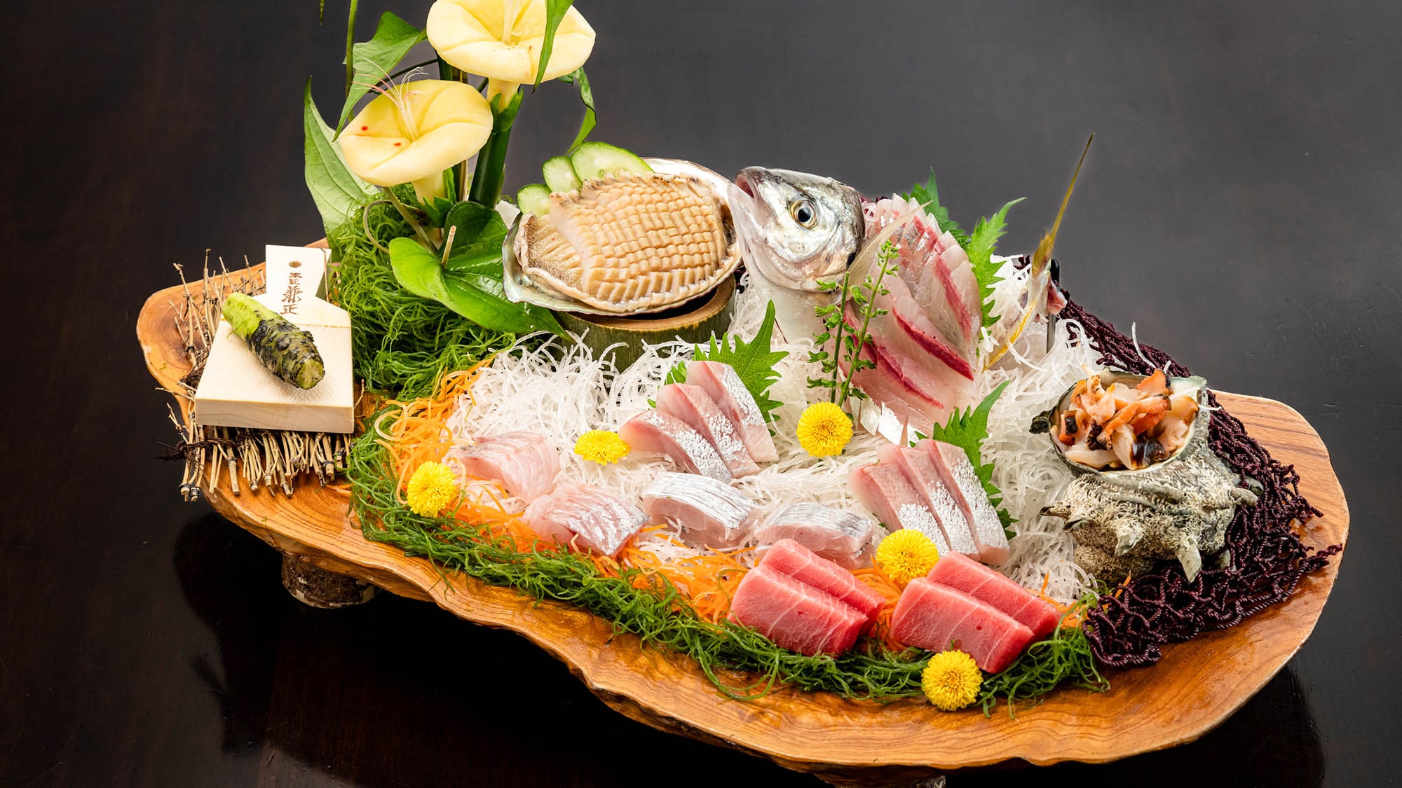 ・[Meal example] A boat-shaped platter filled with plenty of fresh seafood...