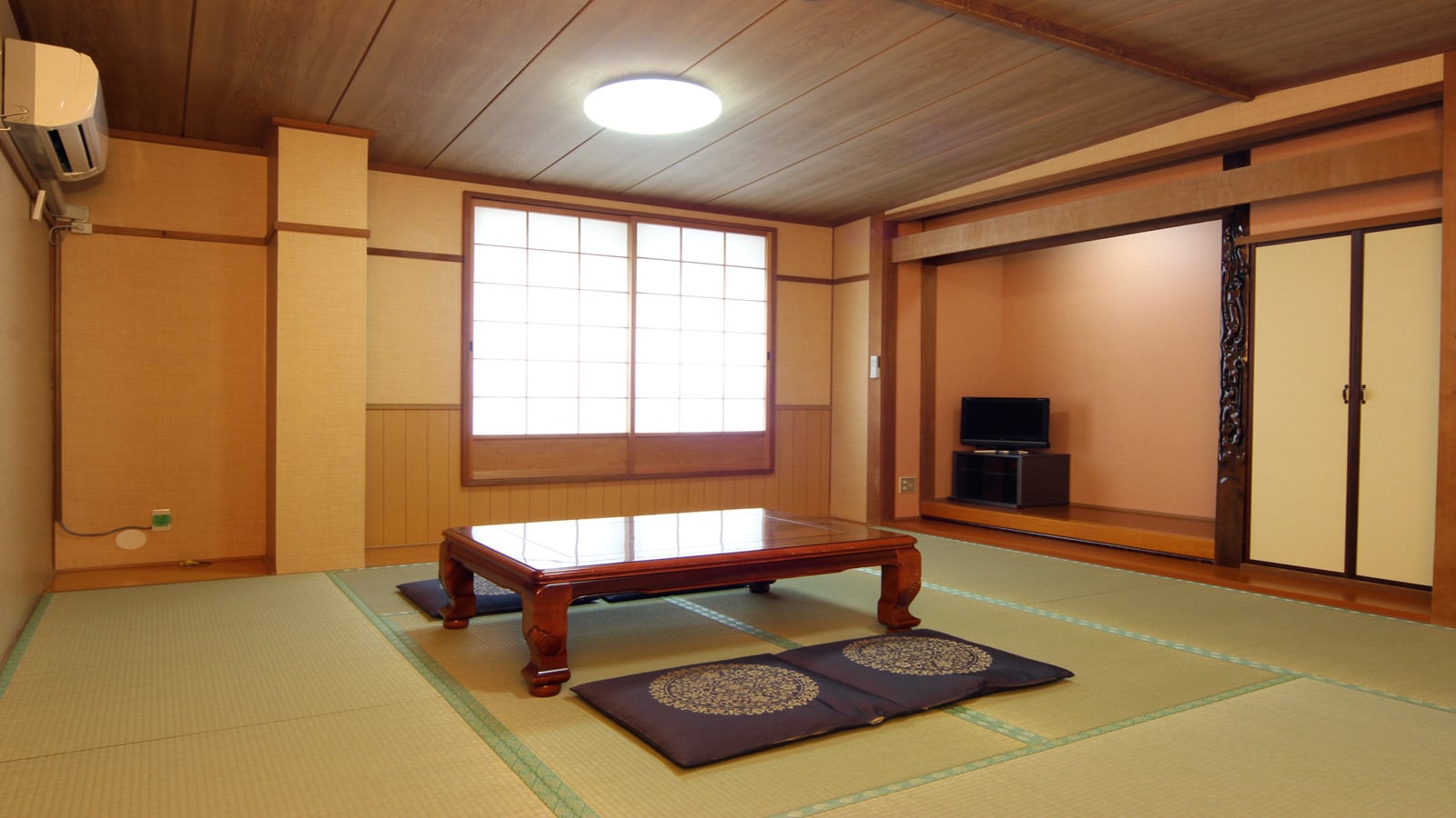 8 tatami Japanese-style room★Kotatsu in winter