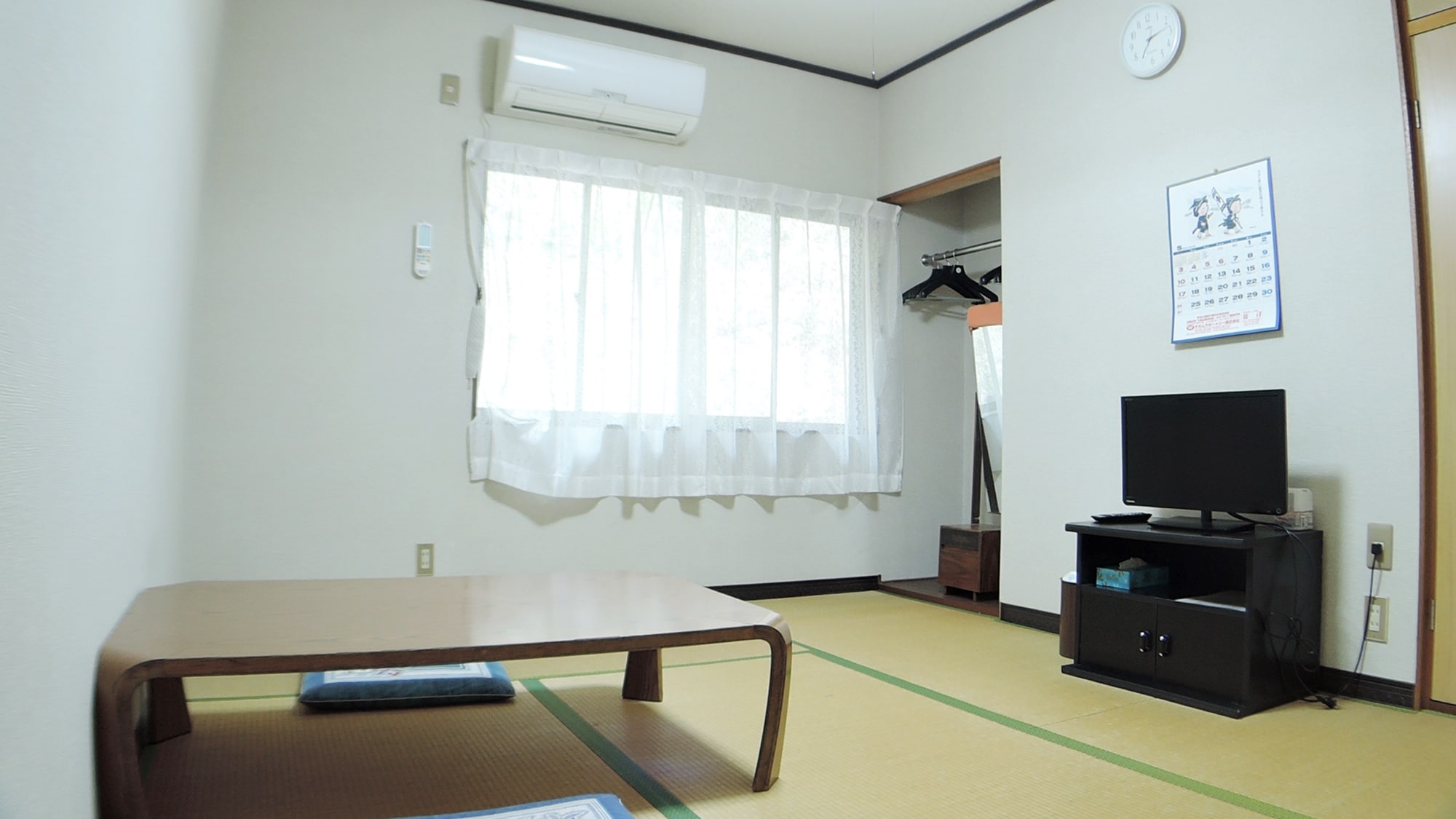 * <Japanese-style room 6 tatami mats> Please relax in a tatami room.