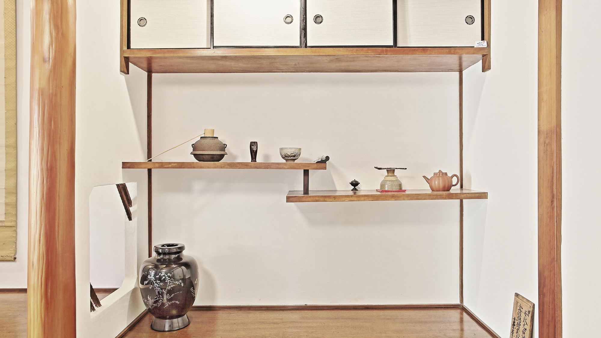 ・[Room] Tea ceremony utensils are displayed on the shelves