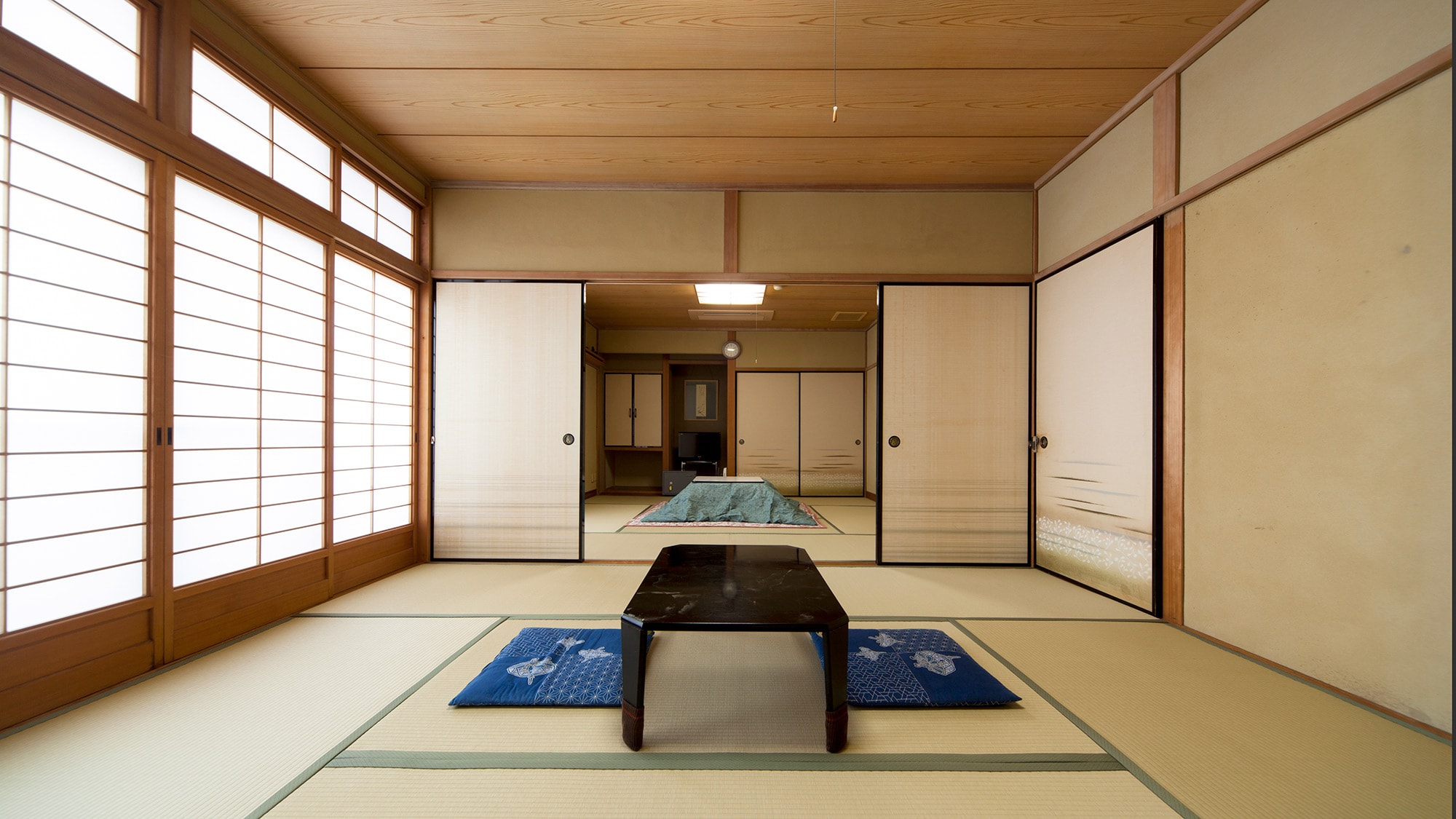 ・ Japanese-style room 16 tatami mats (with washroom and shared bath and toilet): For group stays