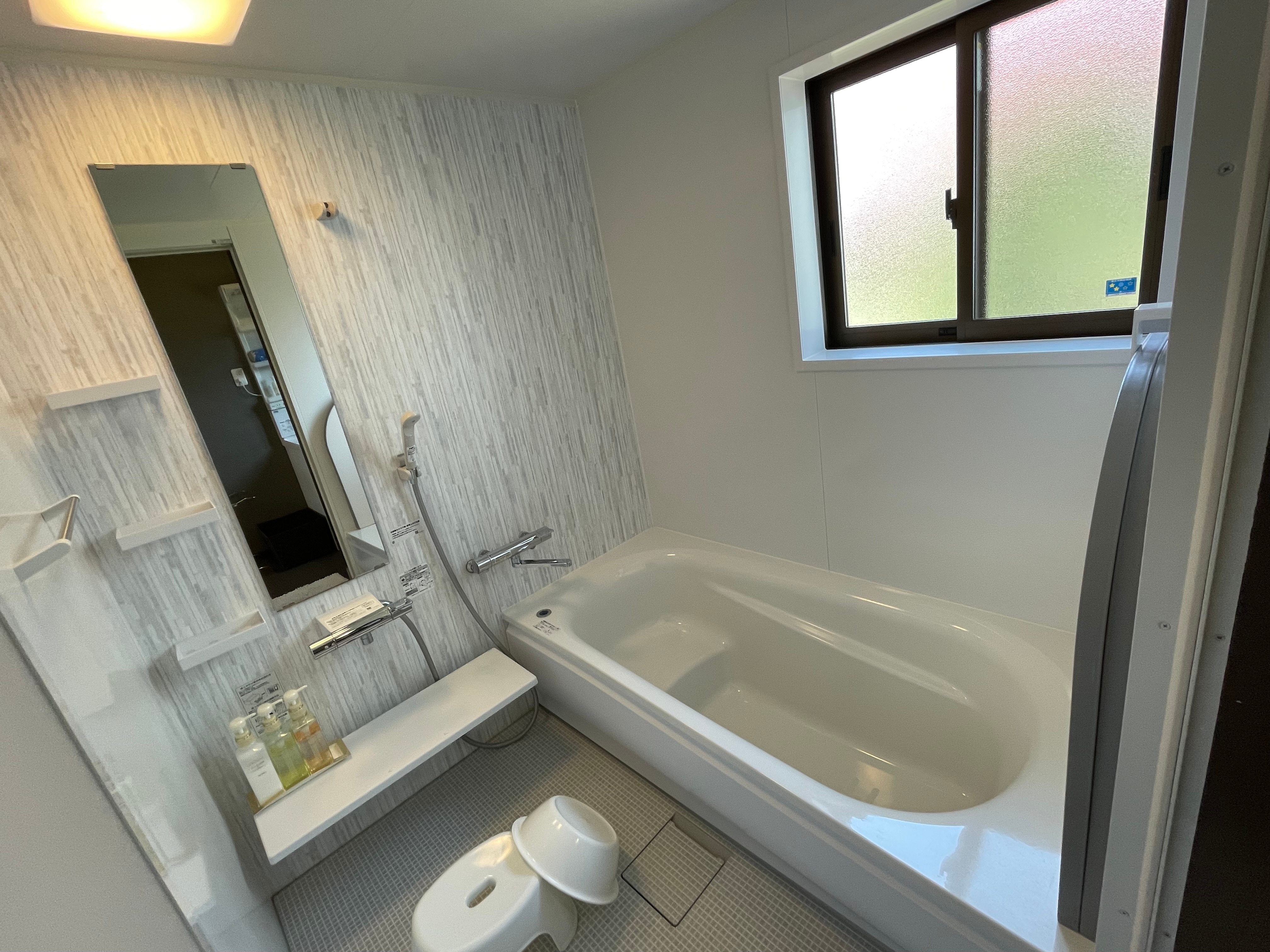 [Ruang daun musim gugur] (Terpisah) Kamar Mandi Kamar mandi dalam ruangan yang sedikit lebih besar.