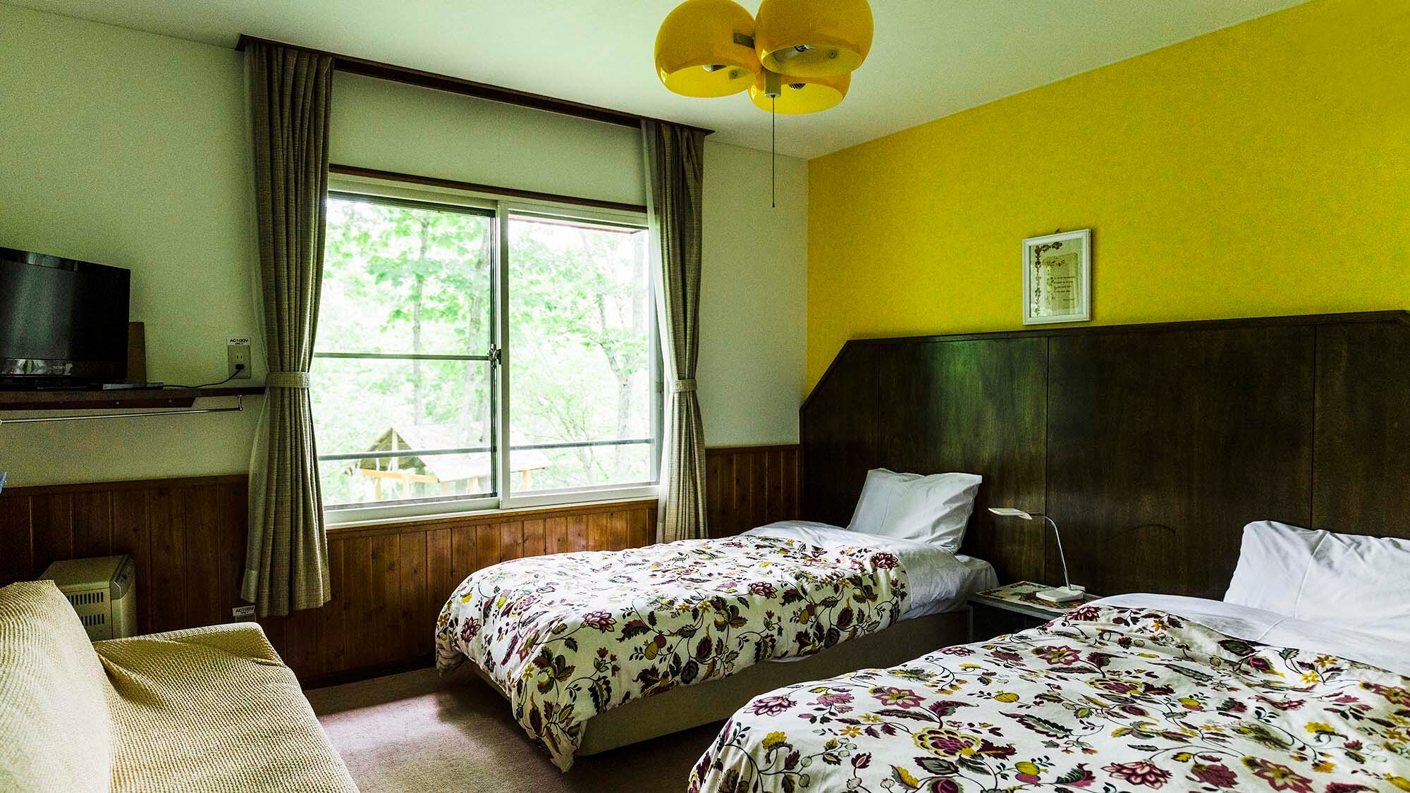 ・ <Out Bath Twin Room> Rich green trees outside the window. You can also hear the chirping of wild birds