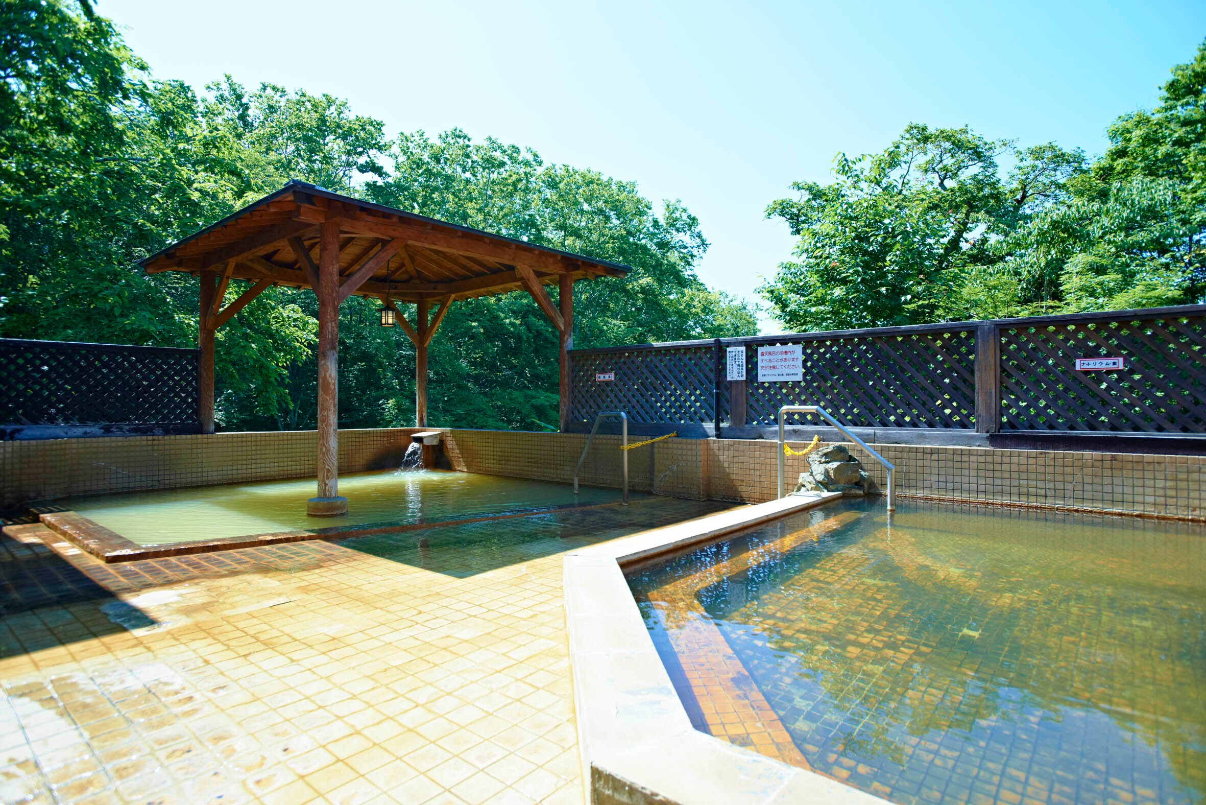 There is also an open-air bath exclusively for women